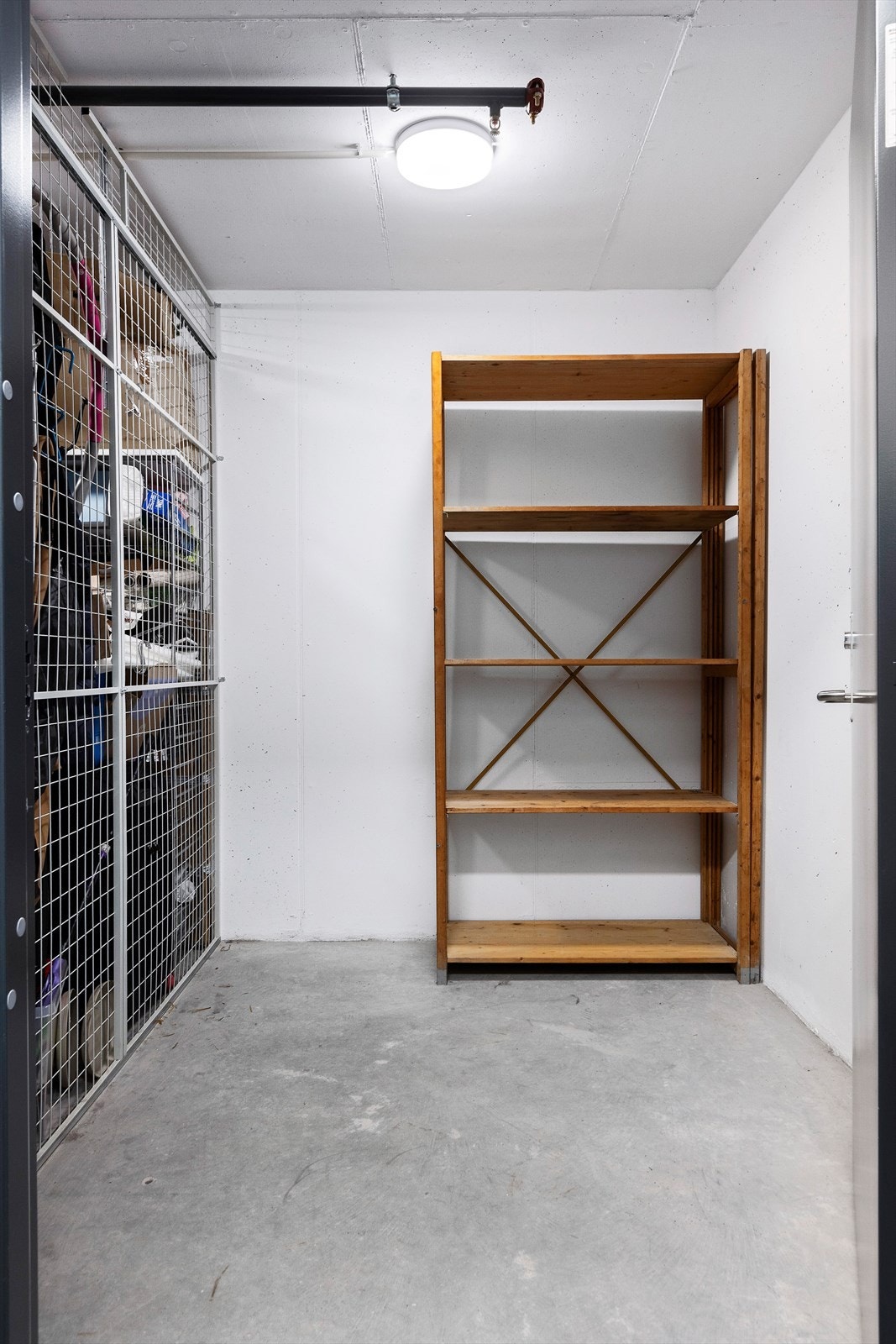 Bod i kjeller med egen dør. Galleribilde