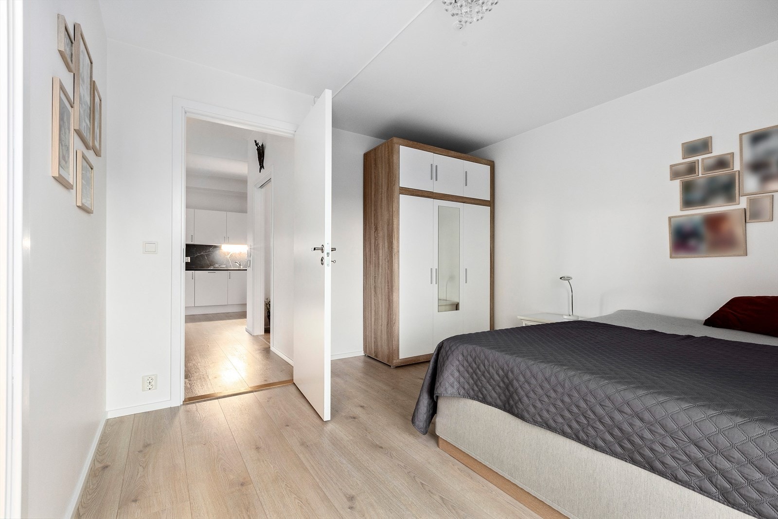 Soverommet har et garderobeskap hvor det er god plass til klær. Galleribilde