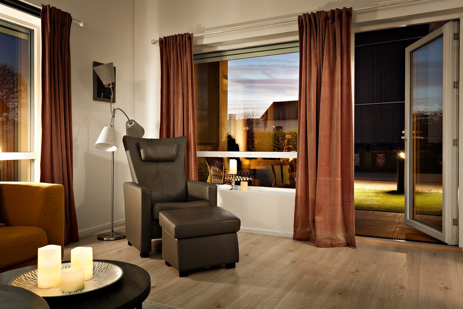 Fra stuen er det utgang til markterrasse. Utvendig screens alle vinduer. Galleribilde