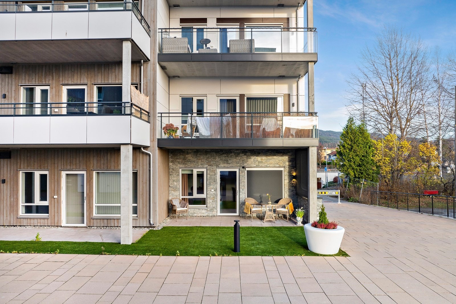 Stor og lun uteplass med gode solforhold Galleribilde