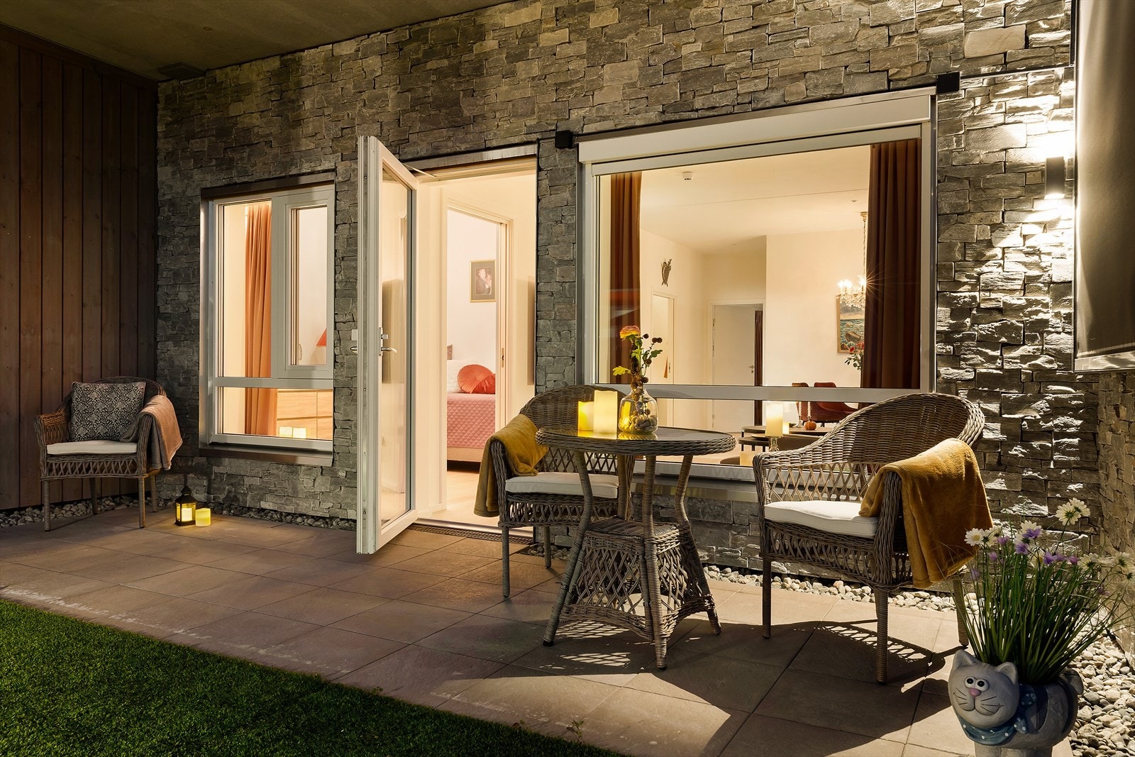 Hyggelig overbygget terrasse på ca 12 kvm. med gode solforhold. Utvendig screens alle vinduer. Galleribilde