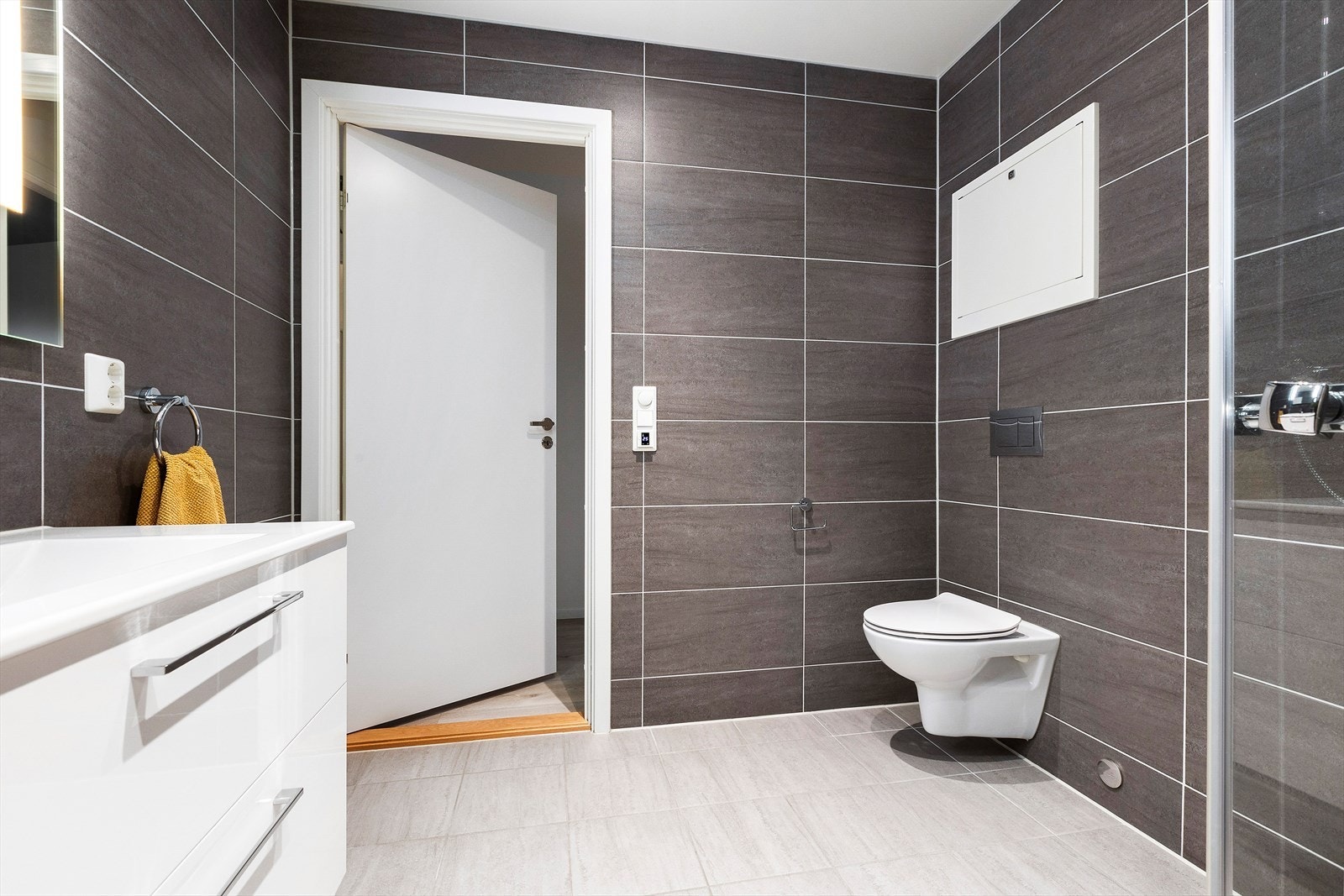 Badet har nedfelt servant, vegghengt toalett og svingbare dører til dusjen. Galleribilde