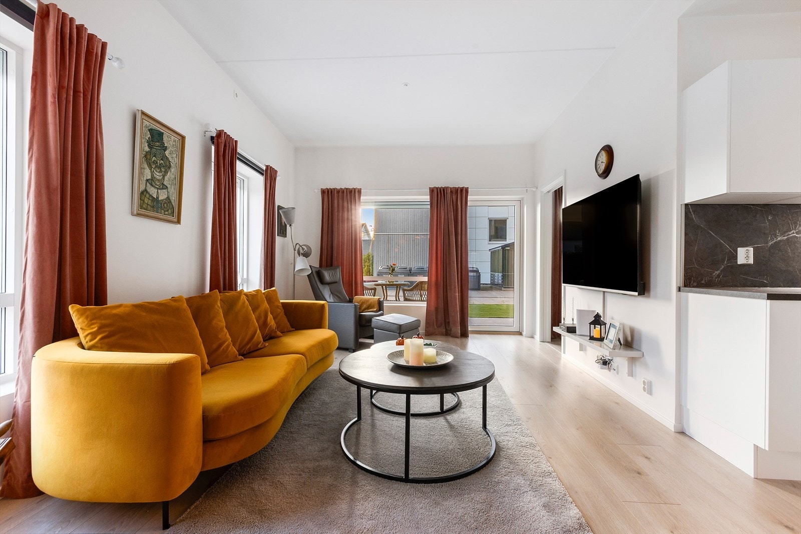 God plass for møblering i stue. Utvendig screens alle vinduer. Galleribilde