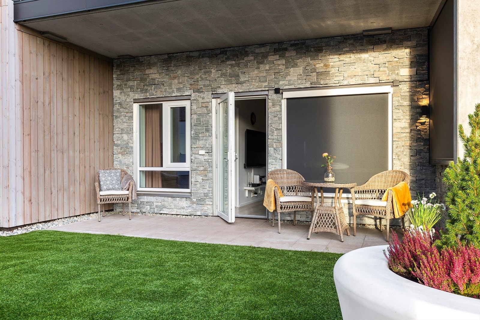 Det er utvendig screens på stuevinduet. Galleribilde