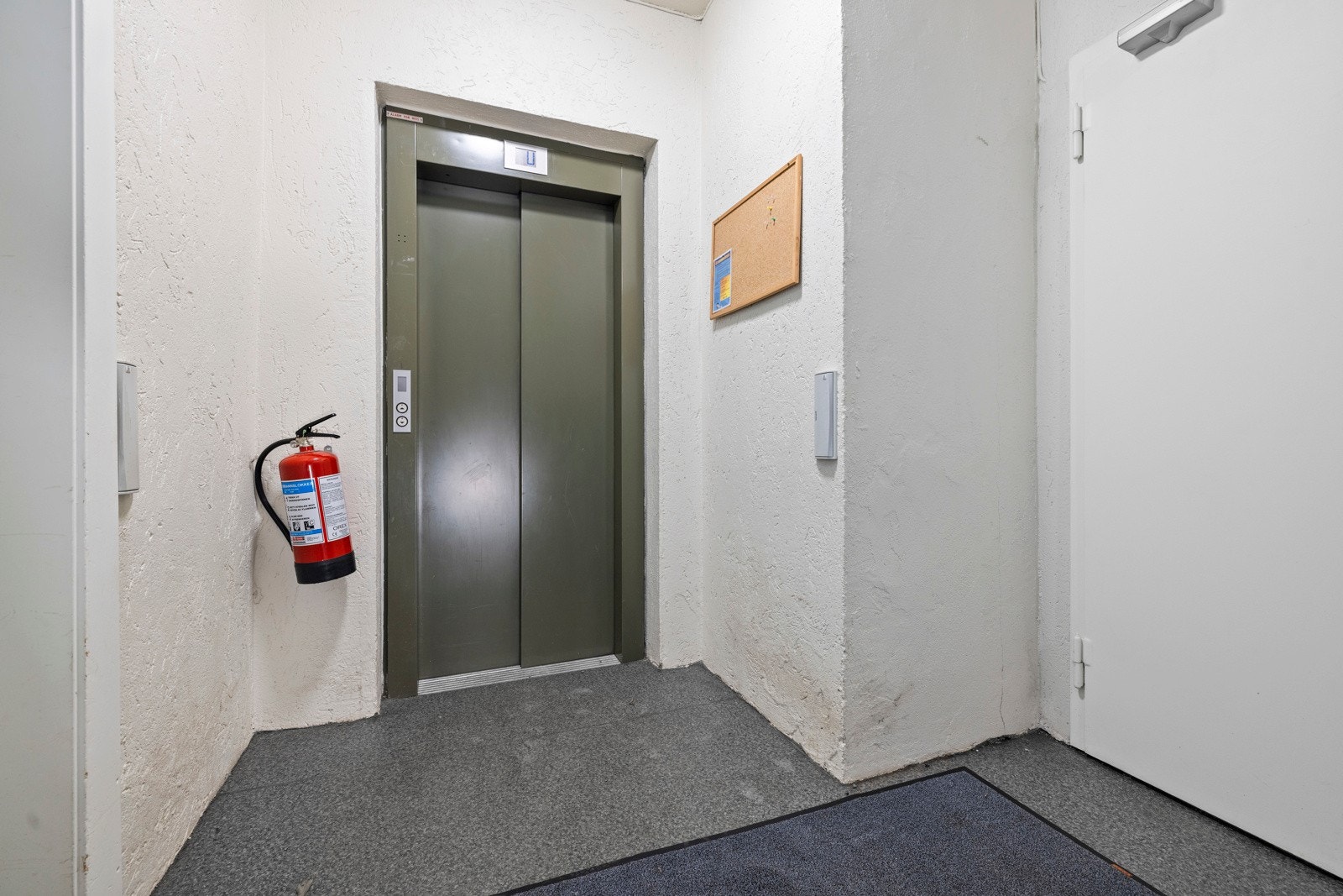 Det er heis i bygget og ned til garasjeanlegg Galleribilde