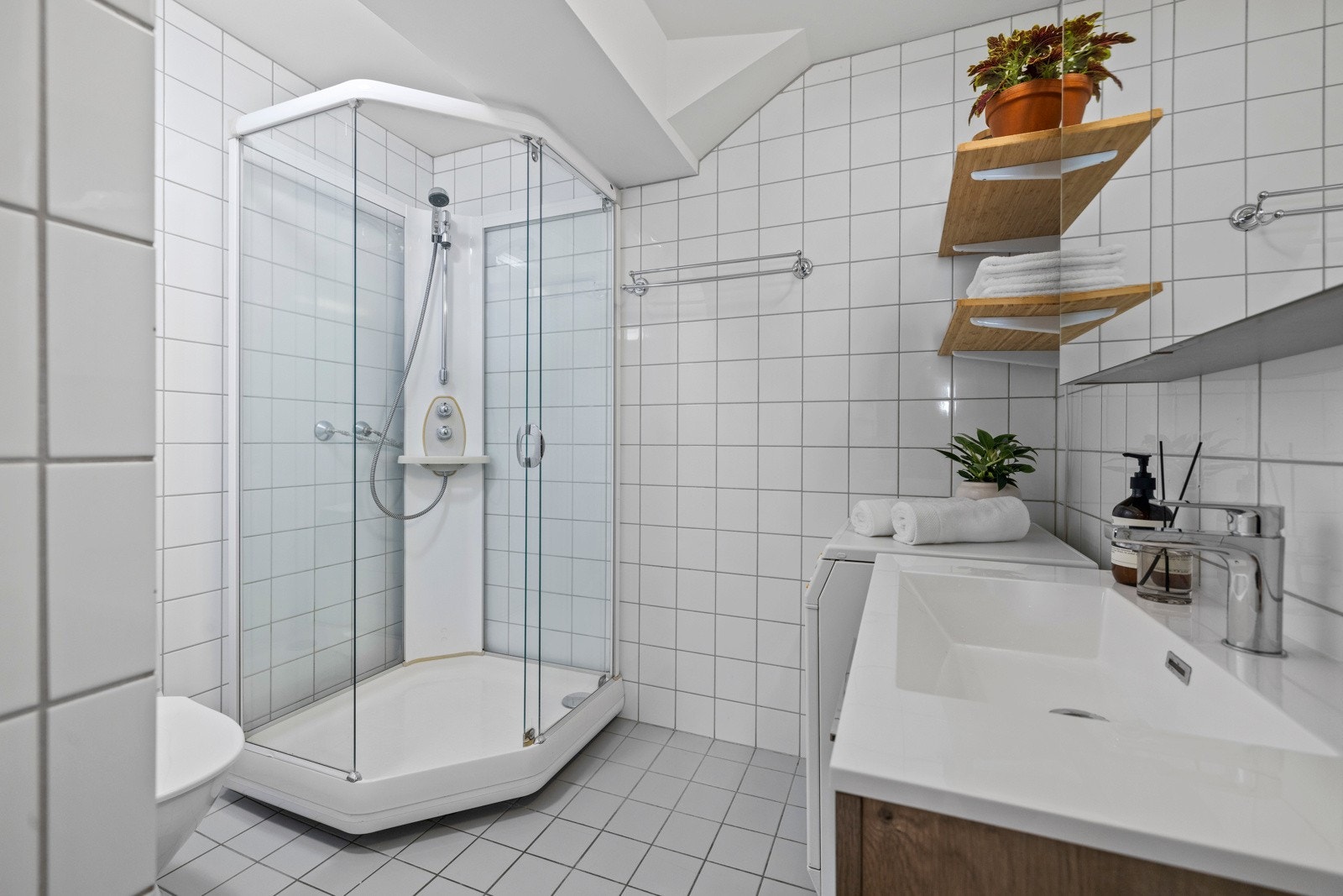 Flislagt baderom med gulvvarme for ekstra komfort. Galleribilde