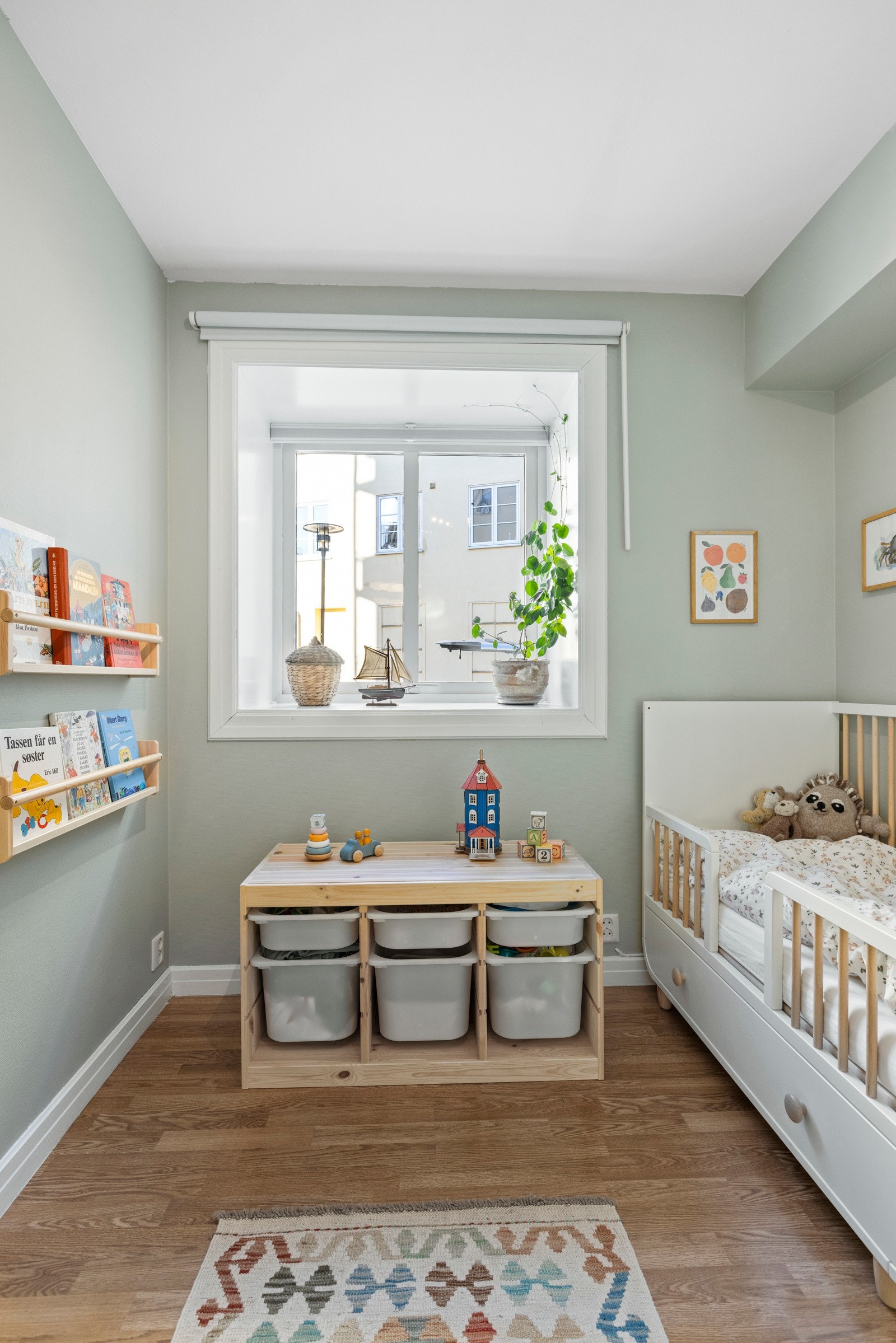 Stor vindusflate med dyp karm som slipper inn rikelig med naturlig lys. Galleribilde