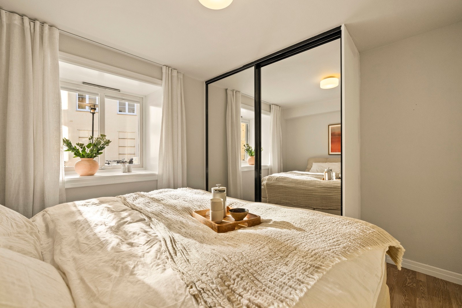 Den integrerte garderoben med speildører gir både praktisk oppbevaring og en følelse av mer rom. Galleribilde