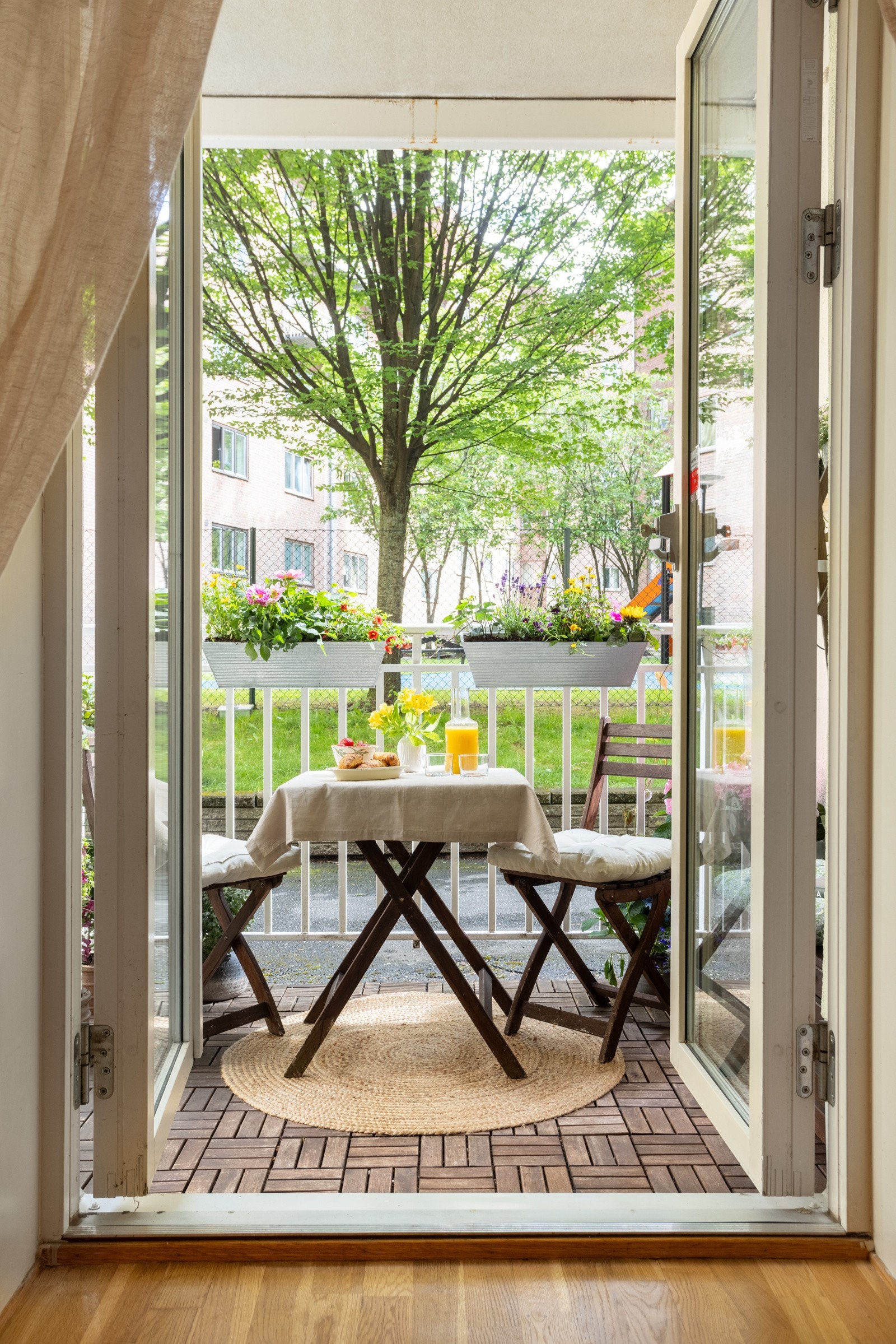 Markterrassen med utgang fra stuen/kjøkkenet, noe som bidrar til en naturlig forlengelse av oppholdsrommet. Galleribilde