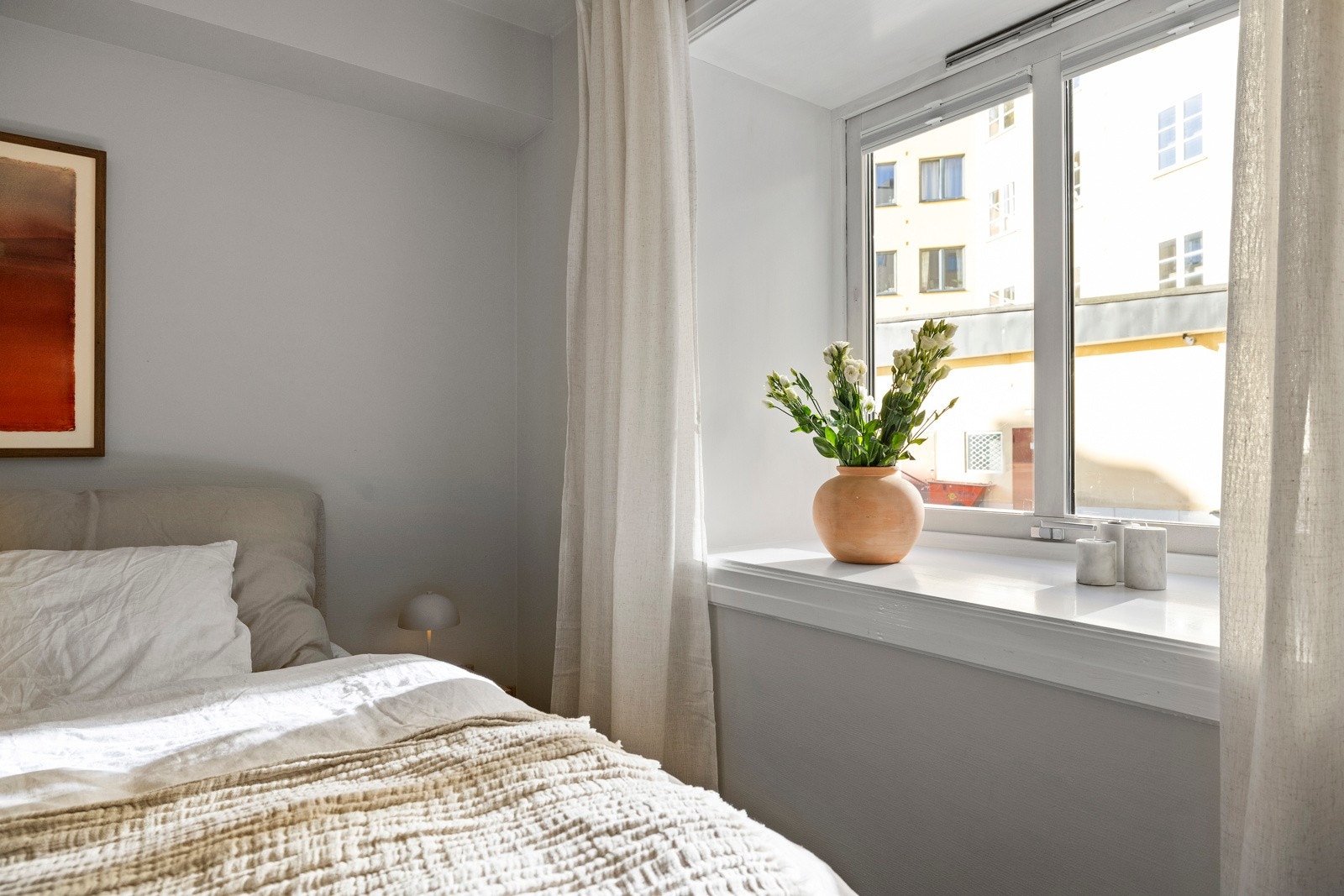 Soverommet vender ut mot en rolig bakhage Galleribilde