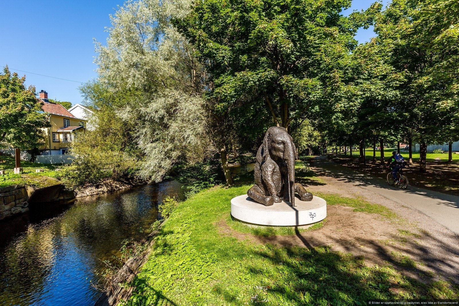 Akerselva er like ved, og her går det en hyggelig tursti langs elvebredden, ned til sentrum og til Maridalen/Nordmarka med sine mange turmuligheter, sommer som vinter. Galleribilde