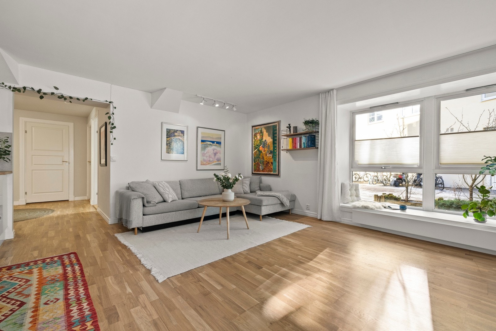 Store vindusflater som sørger for rikelig med naturlig lys. Galleribilde