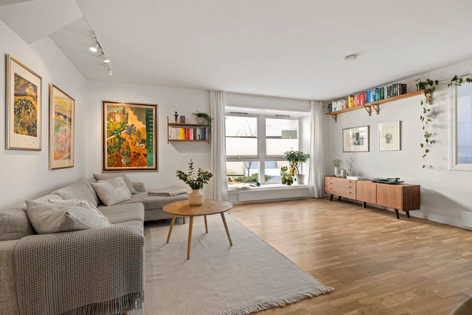 Lys og romslig stue som skaper en luftig og innbydende atmosfære. Galleribilde