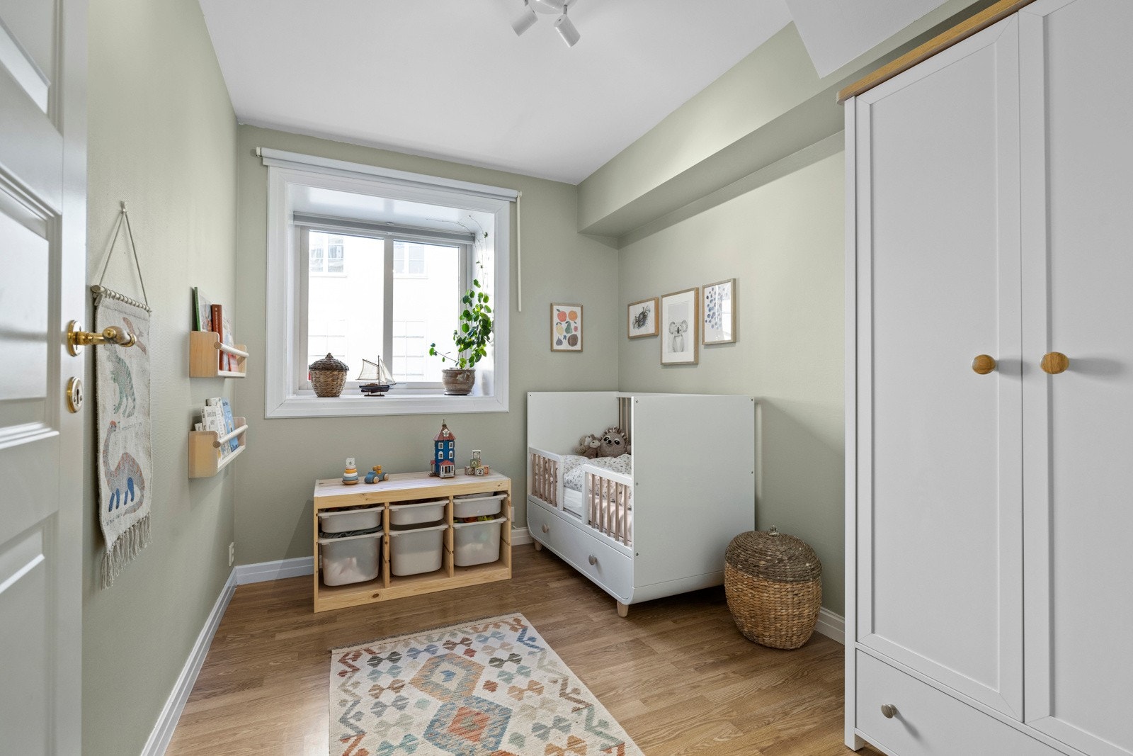 Soverom med plass til seng, nattbord og gode oppbevaringsmuligheter i garderobeskap. Galleribilde