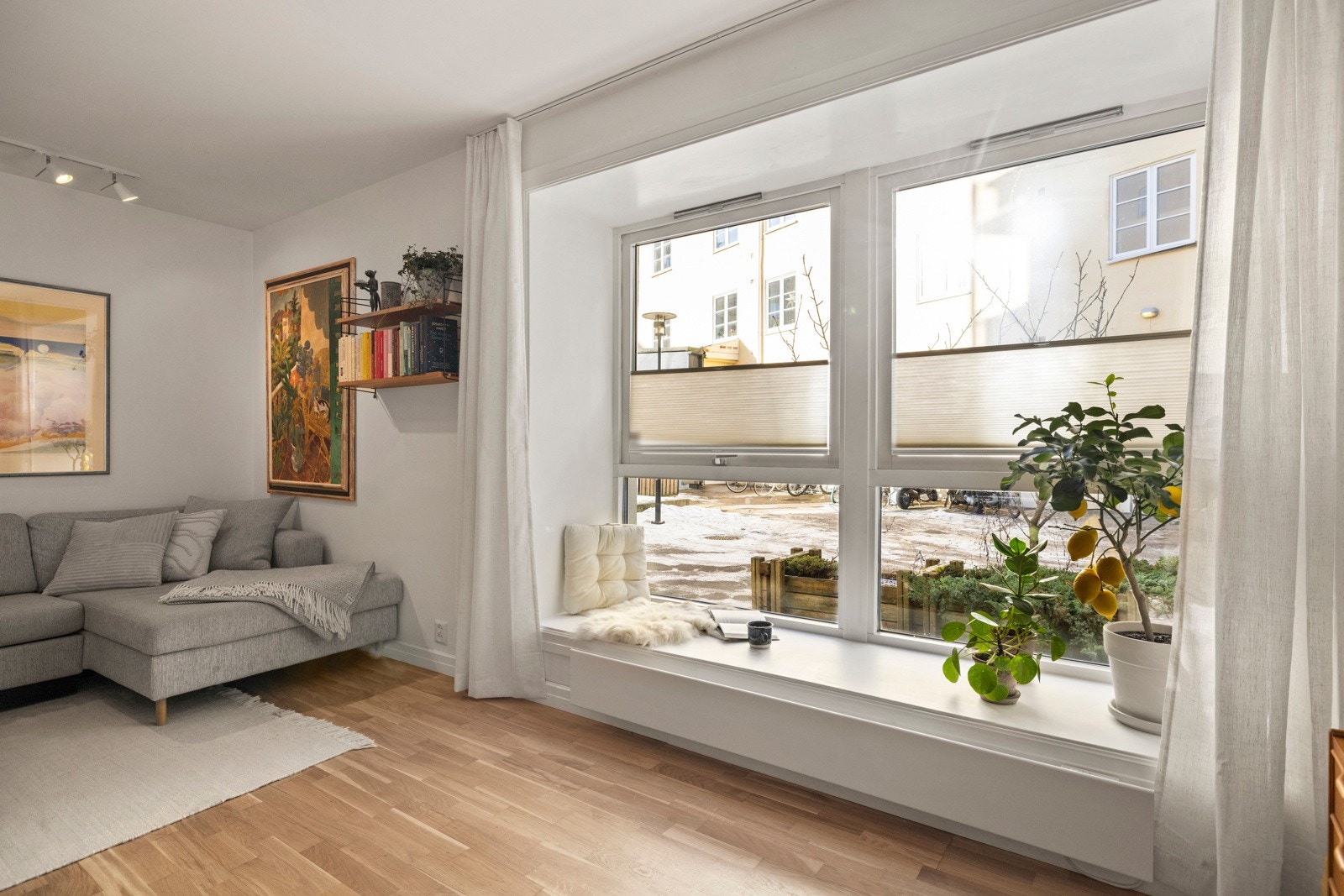 Innbydende dyp vinduskarm. Galleribilde