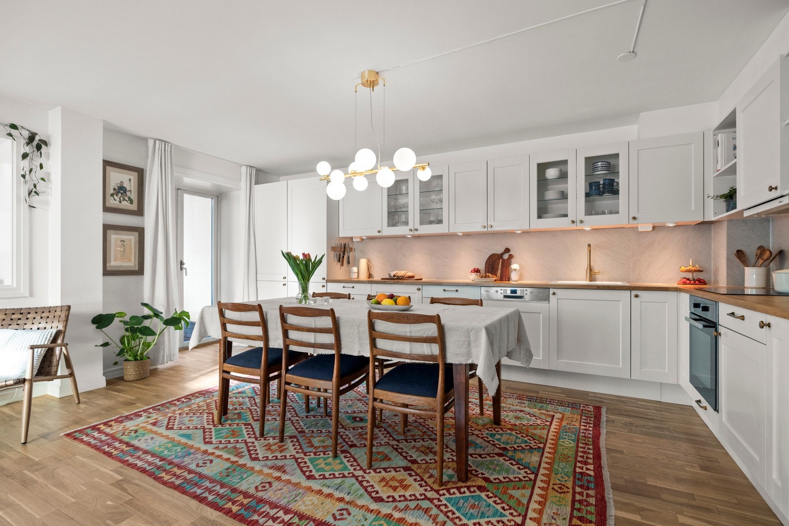 Åpen stue- og kjøkkenløsning med stilren kjøkkeninnredning. Galleribilde