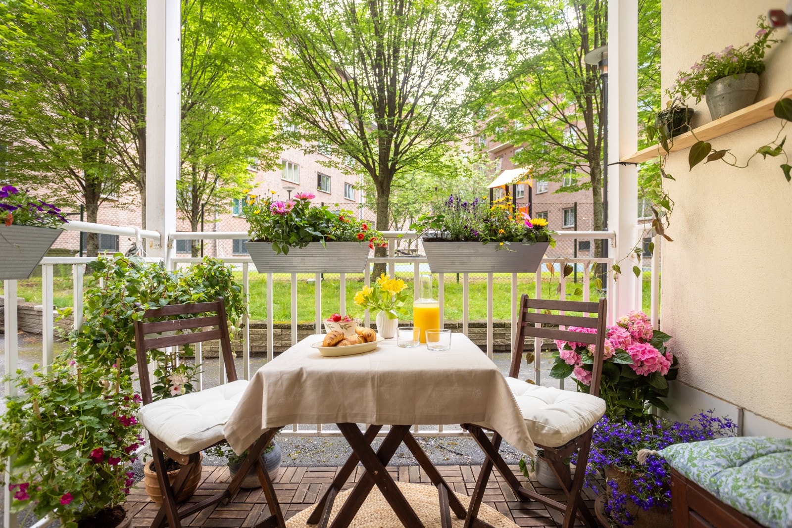 Leiligheten har utgang til markterrasse med plass til sittegruppe Galleribilde