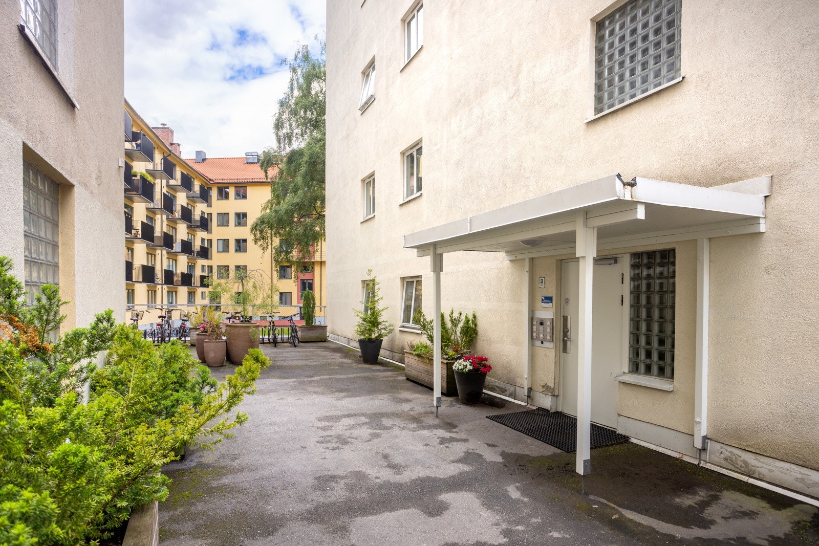 Felles inngangsparti i bakgård. Galleribilde