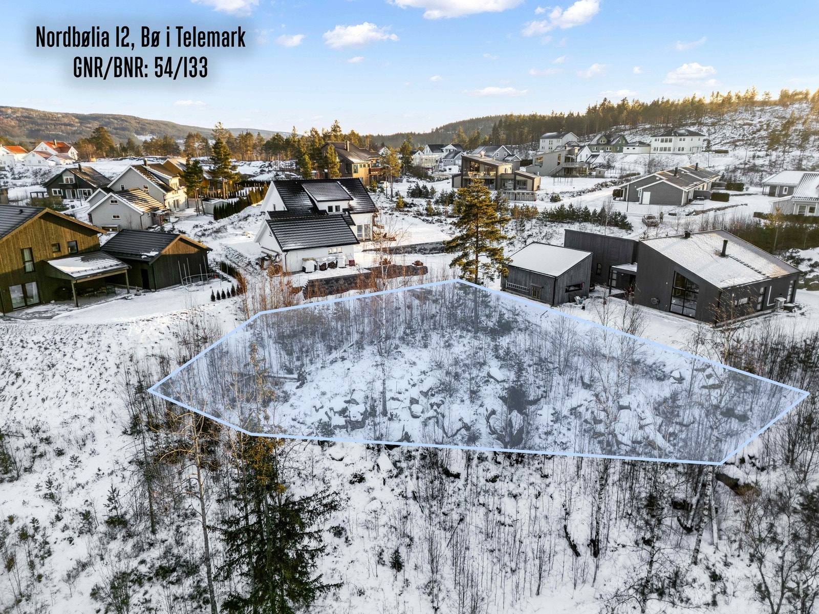 Ubebygd boligtomt på Nordbøåsen med flott utsikt. Galleribilde