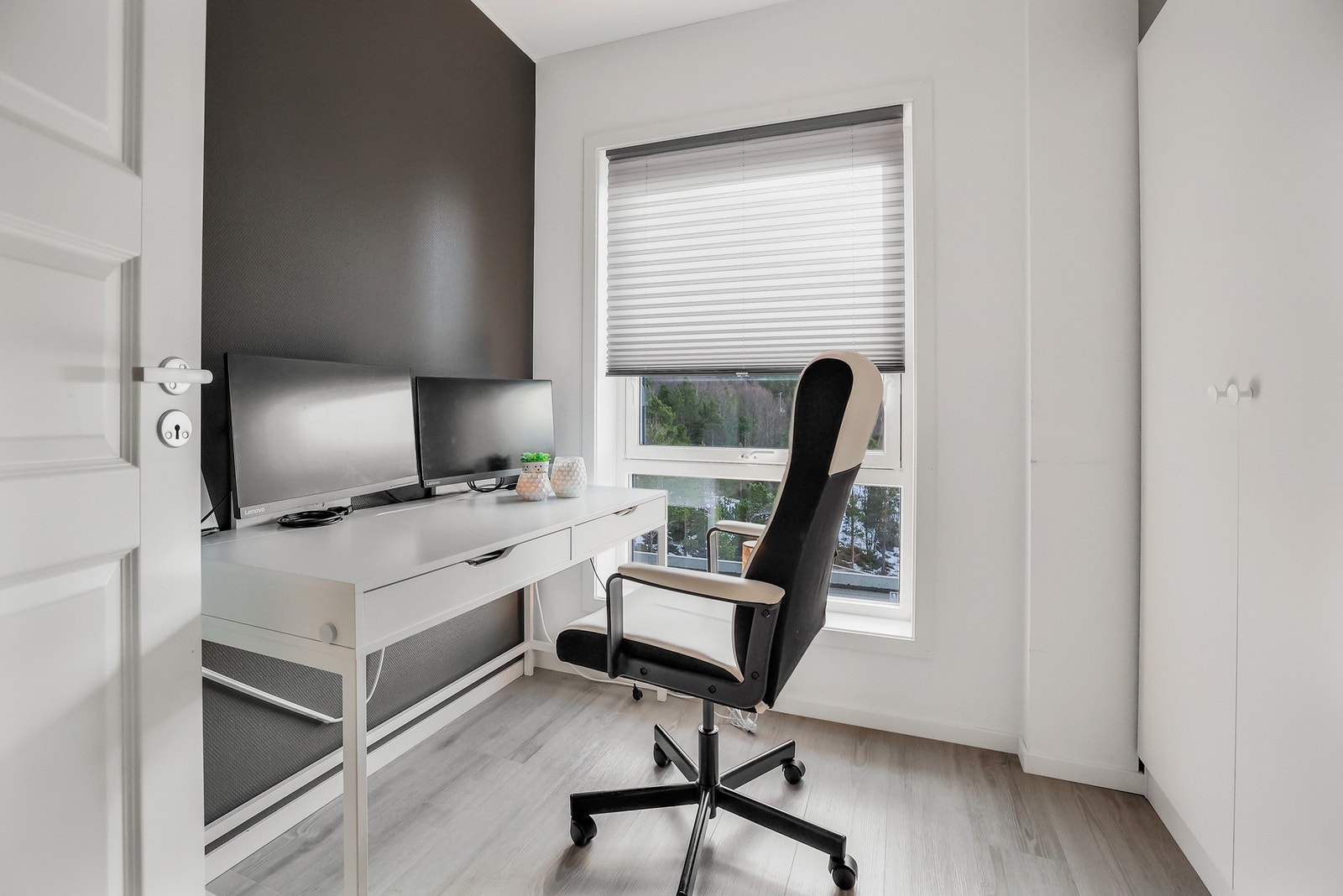 Soverom 3 eller kontor, alt etter behovet. Rommet er av god størrelse. Galleribilde