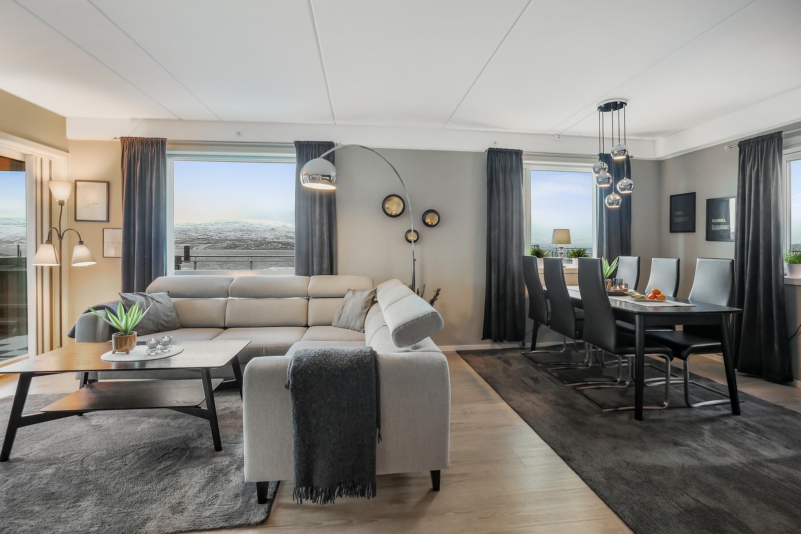 Legg merke til de store vindusflatene som gir rikelig med naturlig lys og fantastisk utsikt og gode solforhold. Galleribilde
