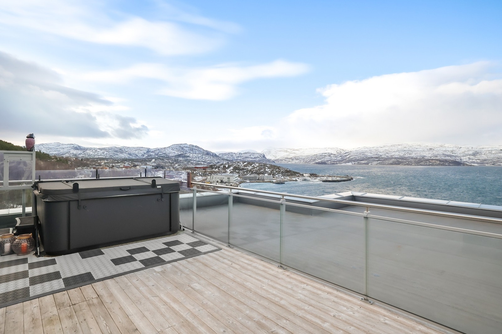 ) Leilighetens flotte og solrike takterrasse på hele 40kvm med spektakulær utsikt og unike solforhold fra morgen til kveld. Her har du god plass til stor sittegruppe, grill, jacuzzi og alt du kan ønske deg. Galleribilde