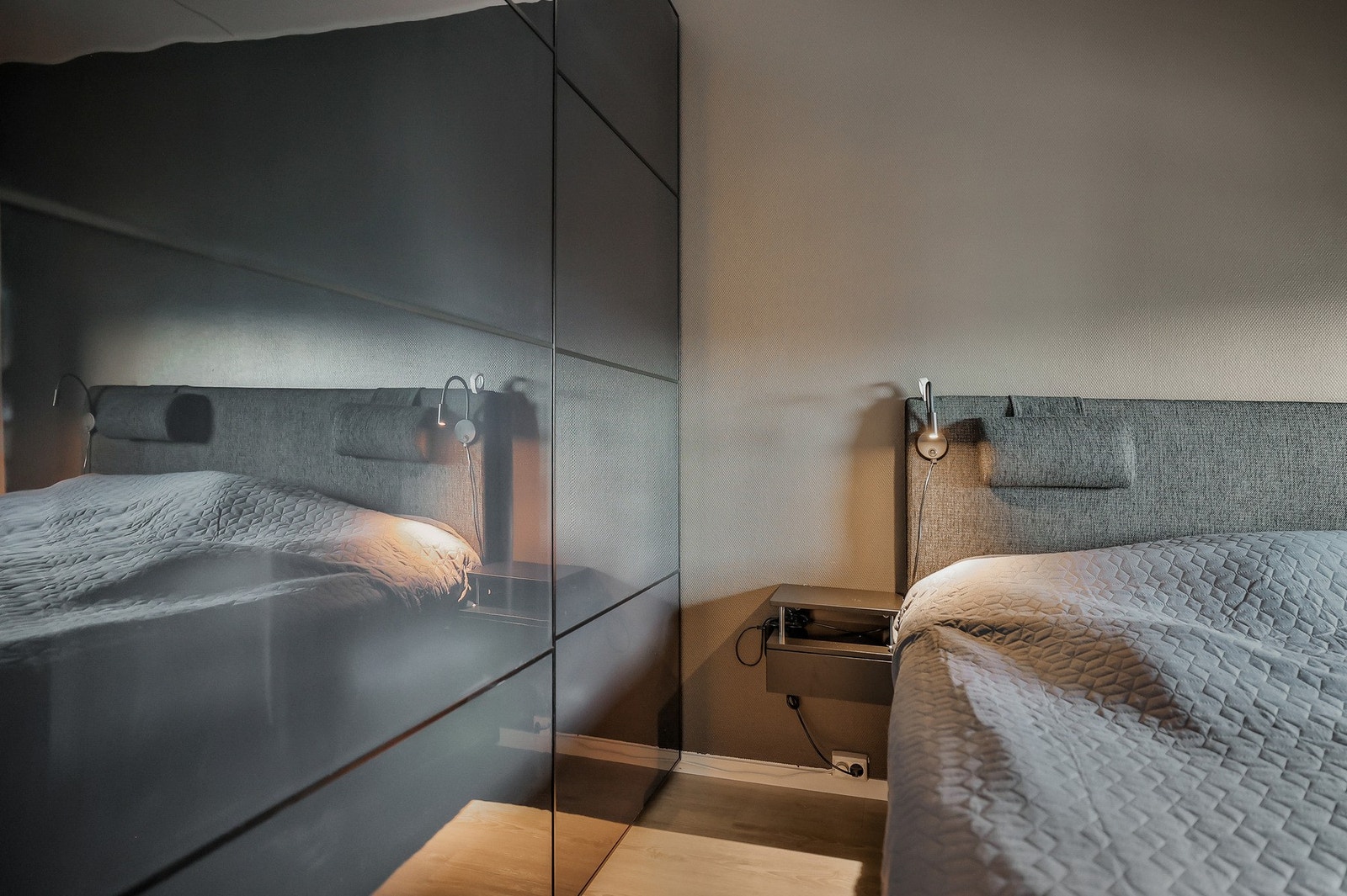 Stor skyvedørsgarderobe i hovedsoverommet Galleribilde