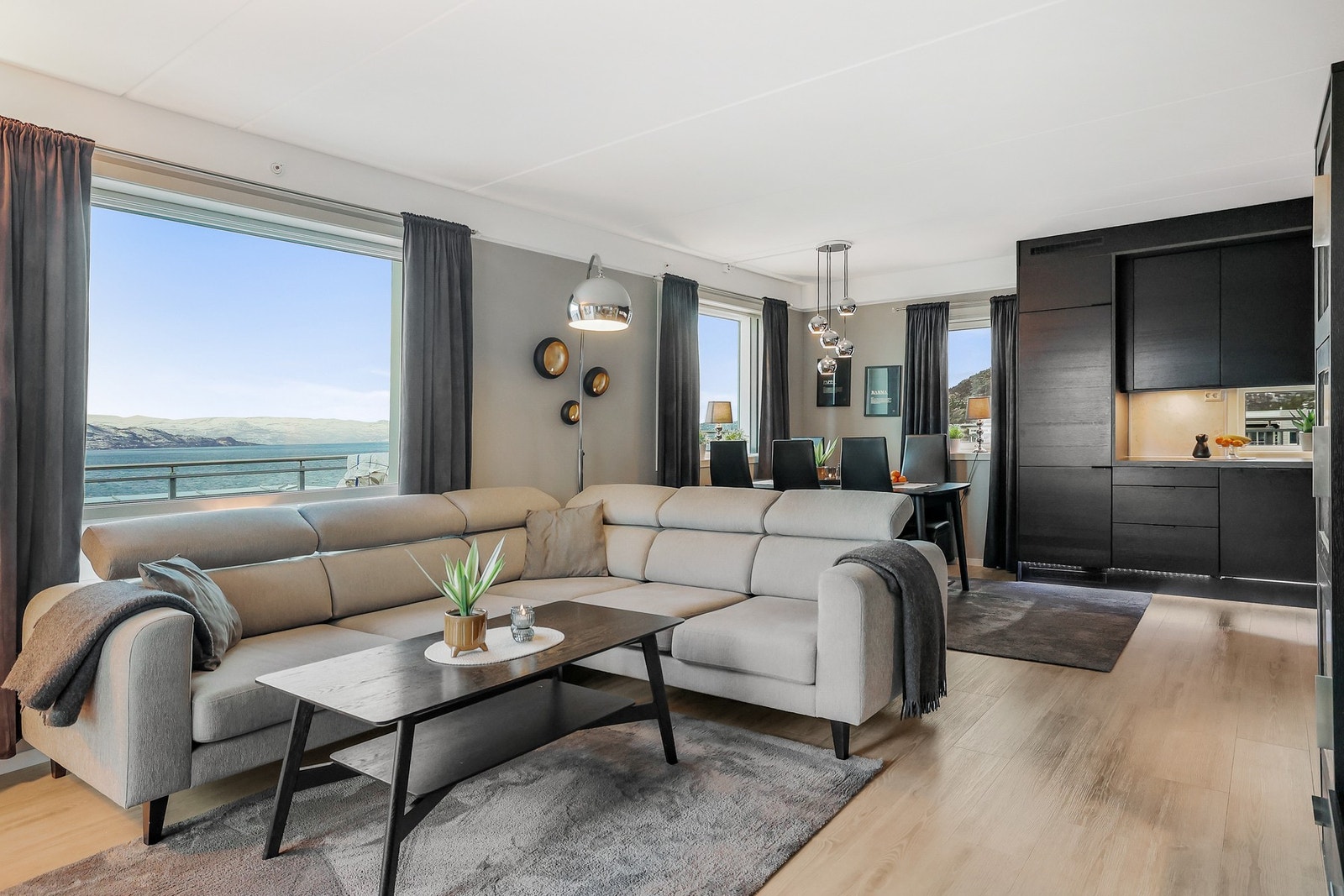 God plass til stor sofagruppe, legg merke til vinduer i flere retninger. Galleribilde