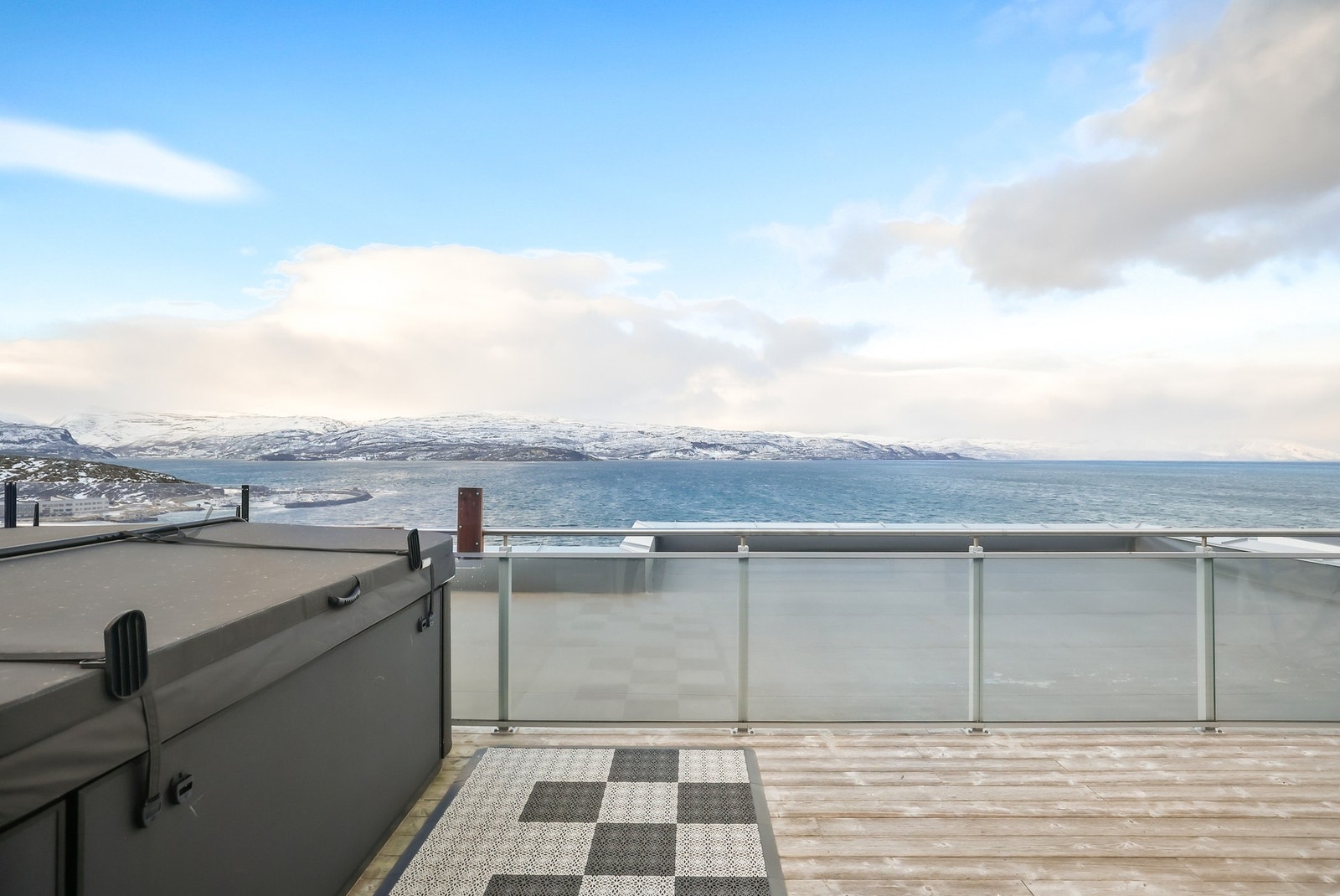Attraktiv toppleilighet - Solrik takterrasse på hele 40kvm med spektakulær fjordusikt og gode solforhold - Innglasset balkong på 8kvm - 2 garasjeplasser, hvorav ene med ladeboks - 2 bad - Fyring og varmtvann inkl Galleribilde