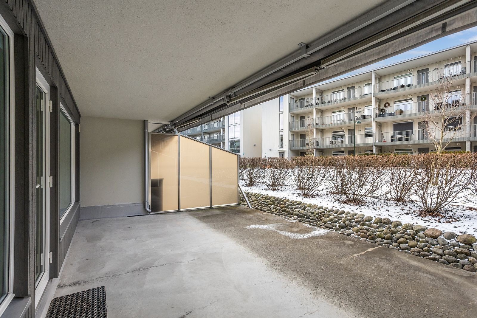 Uteplass med markise Galleribilde