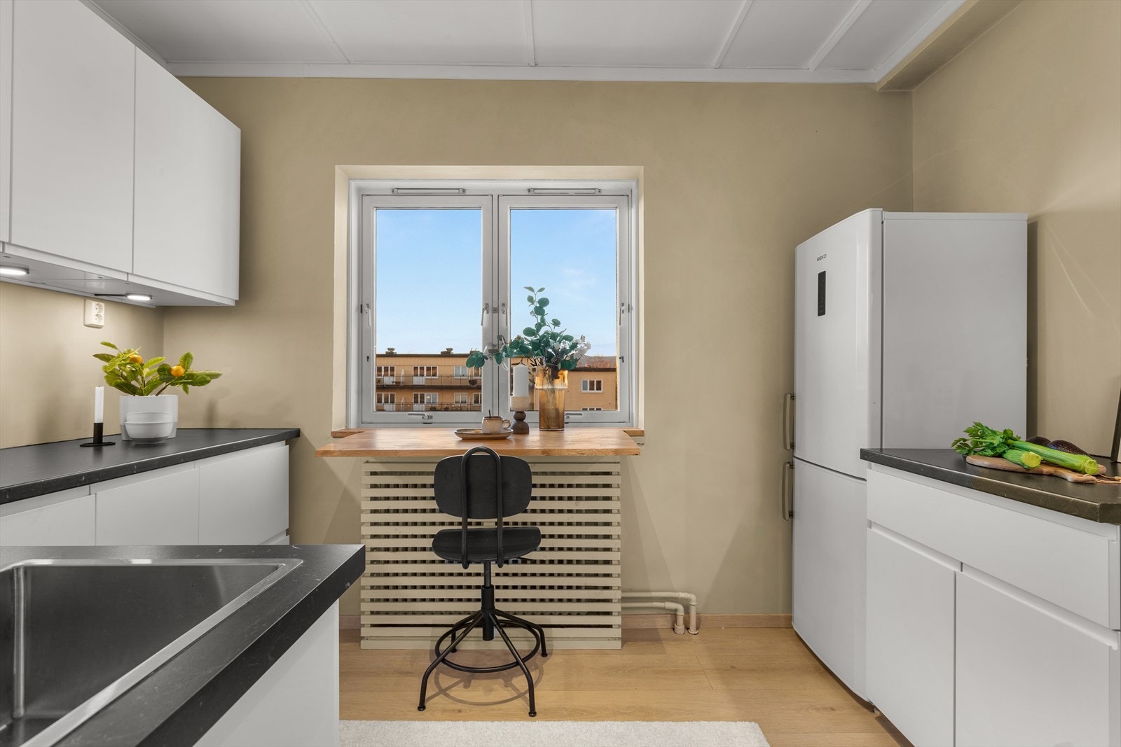 Kjøkkenet er utstyrt ventilator, kum med ettgreps blandebatteri, kjøl/fryseskap og oppvaskmaskin. Det er plass og opplegg til komfyr. Galleribilde