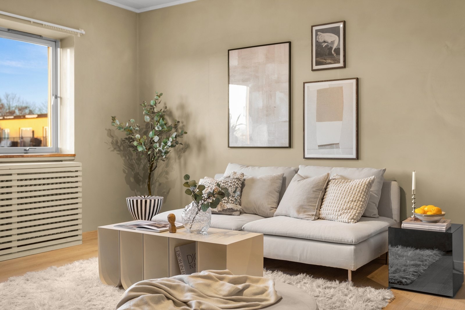 Stuen er av god størrelse, med plass til hjørnesofa, tilhørende bord, spisegruppe og annet ønskelig møblement. Galleribilde