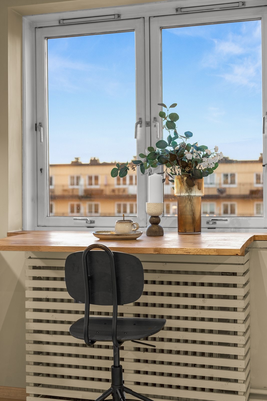 Ved vinduet er det plass til et hyggelig bord hvor man kan nyte morgenkaffen. Galleribilde