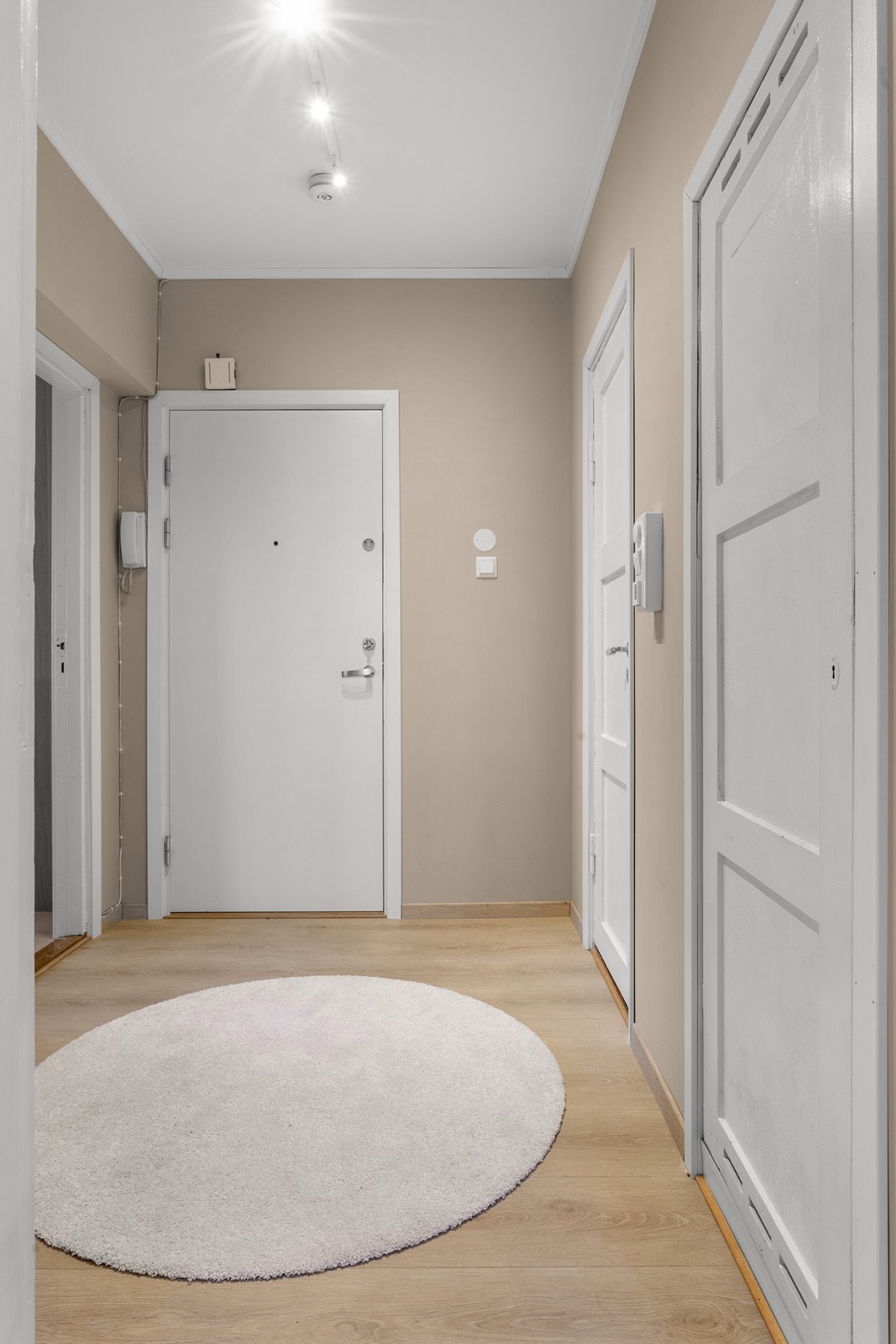 Velkommen inn! Lys og innbydende entré som gir boligen et godt førsteinntrykk. Galleribilde