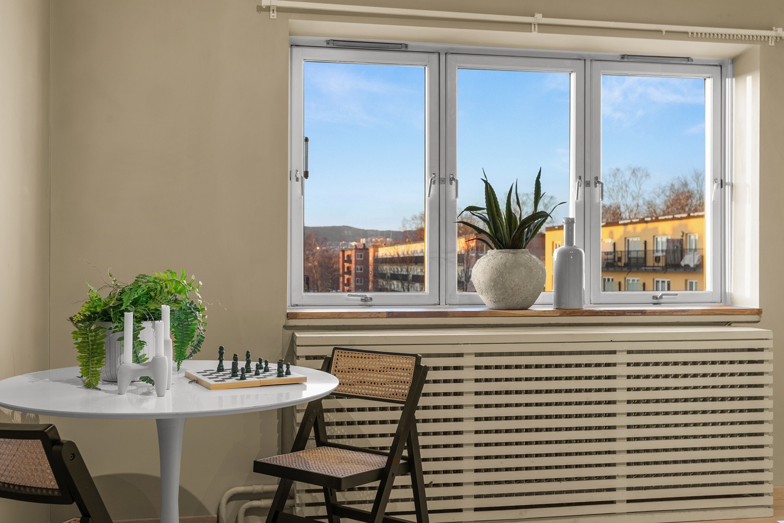 Leiligheten ligger i byggets 4. etajse og har dermed et pent utsyn fra vinduene. Galleribilde