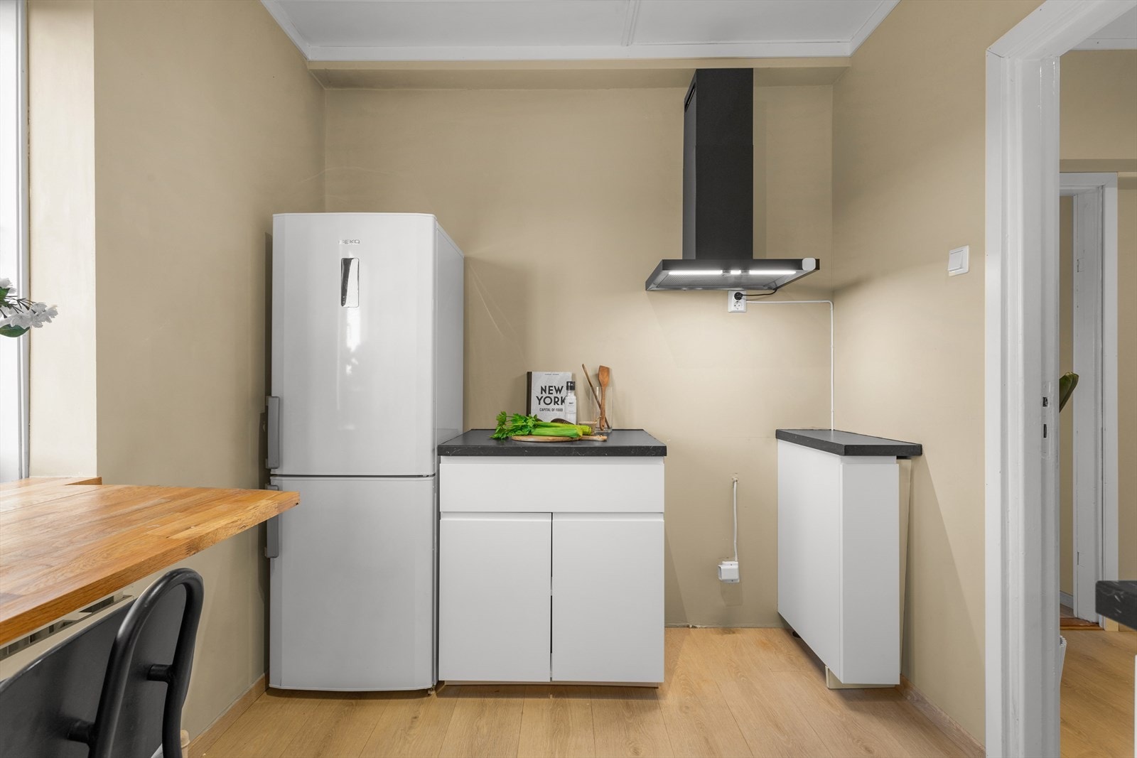 Rommet oppleves som lyst og innbydende på grunn av mye naturlig lyssinslipp! Galleribilde