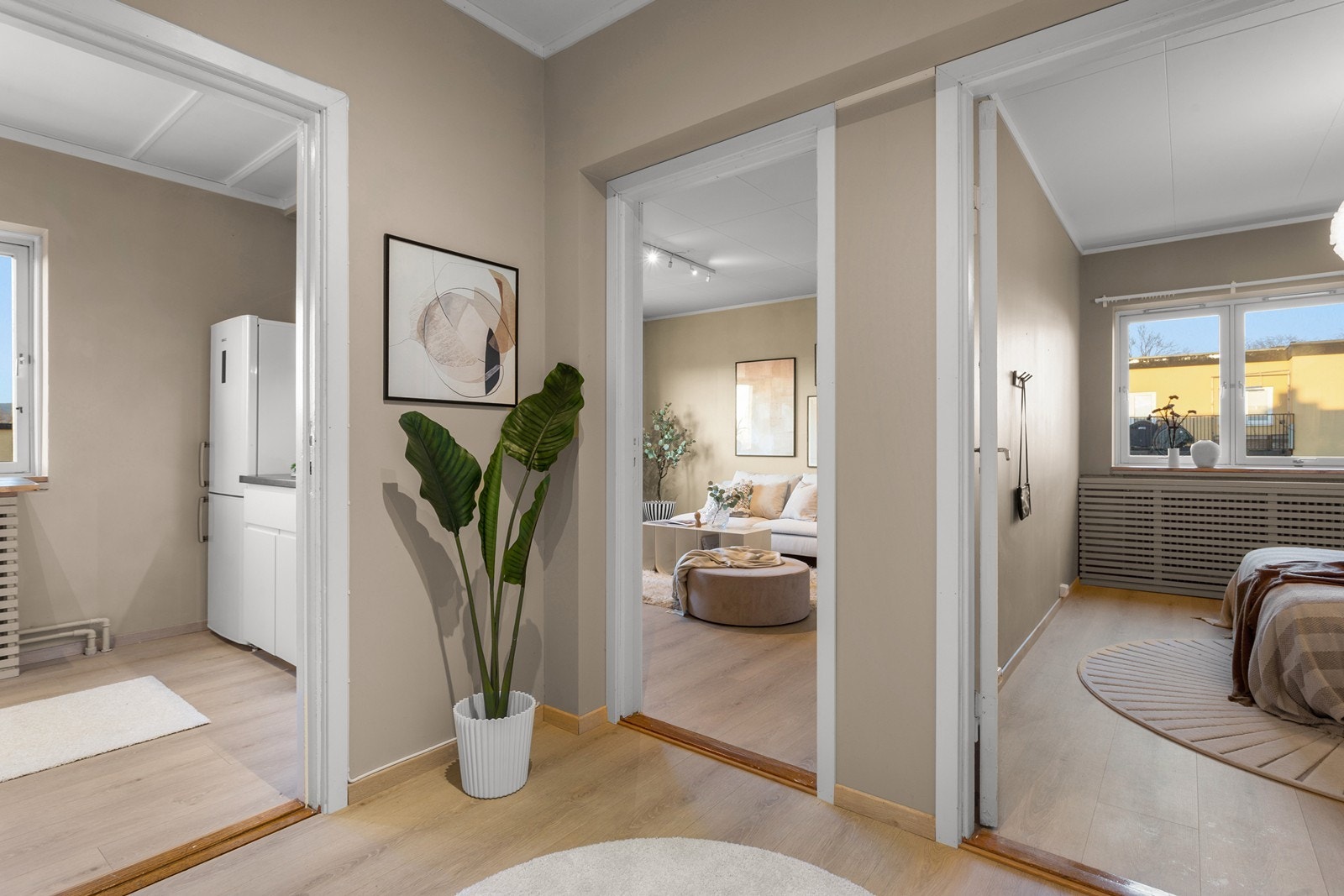 Fra entréen er det direkte adkomst til alle rommene i boligen. Galleribilde