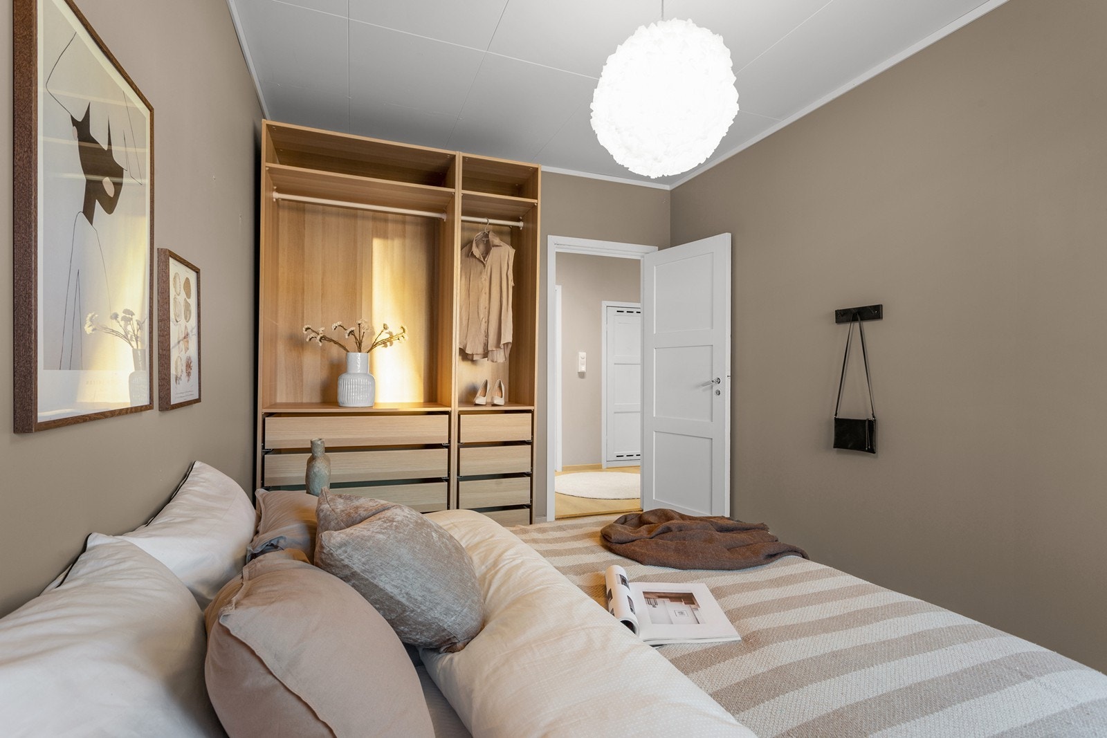 Soverommet er malt i en lun og behagelig fargetone. Galleribilde