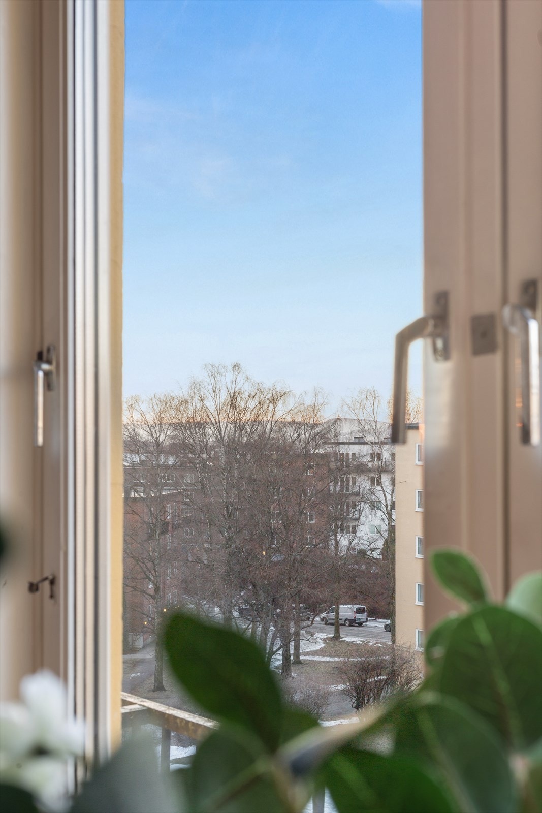 Leiligheten vender mot hyggelige omgivelser i nabolaget. Galleribilde