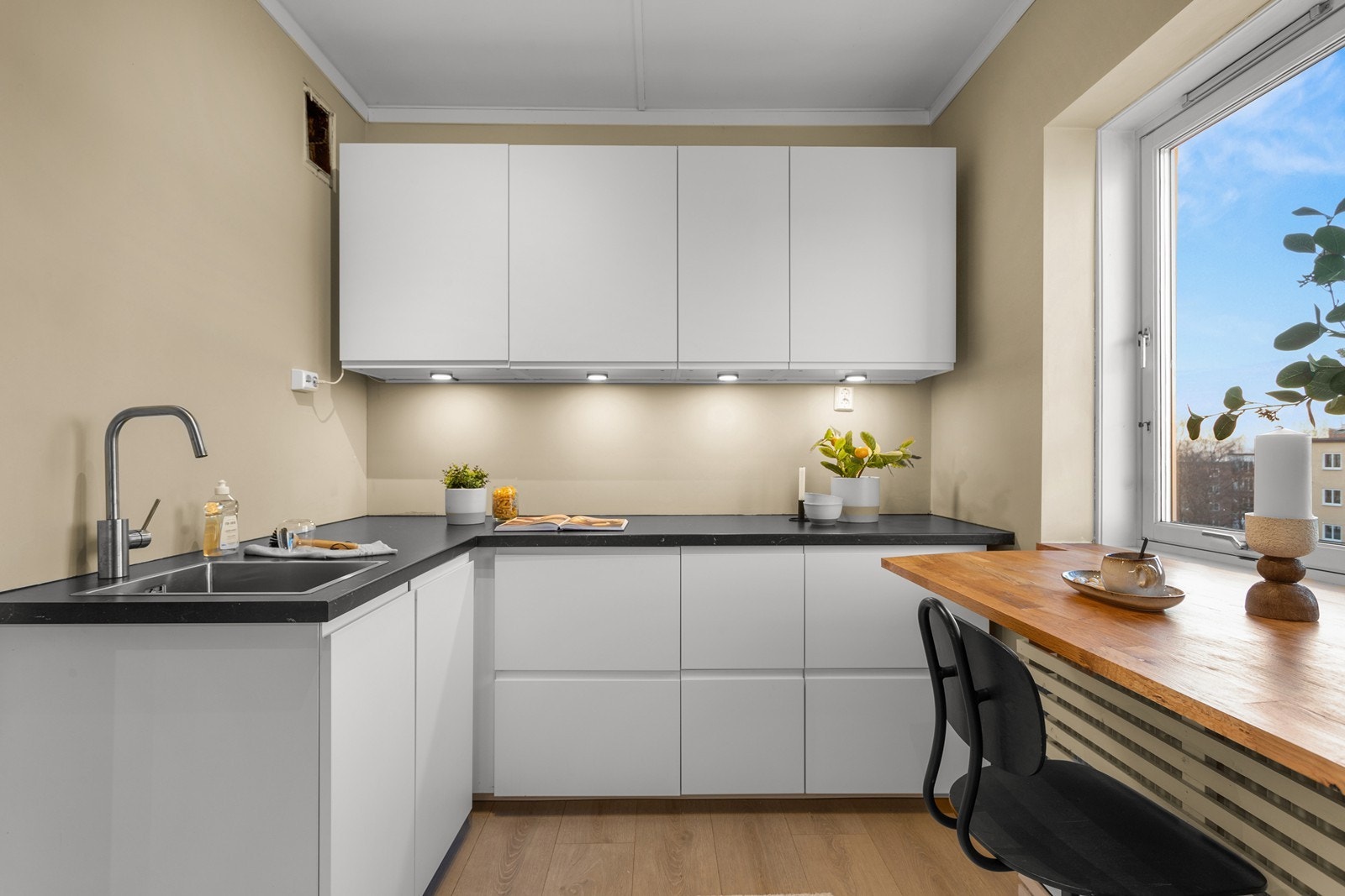 Kjøkkeninnredning med glatte fronter og foliert benkeplate. Galleribilde