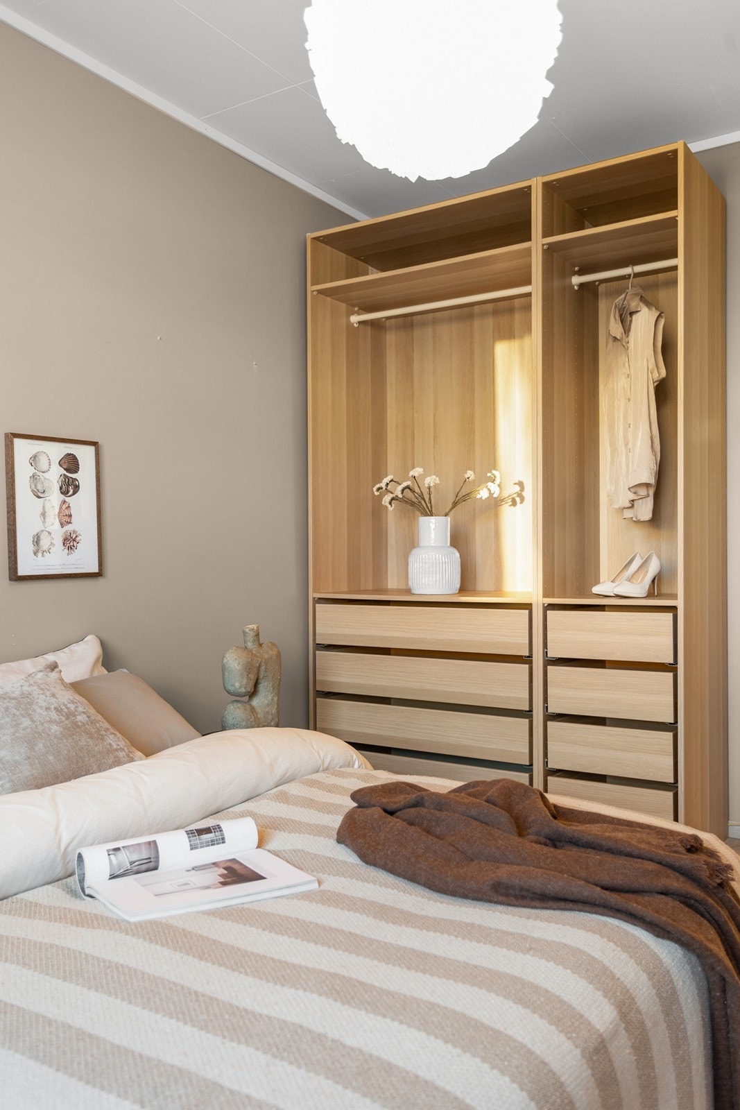 Her er det montert et praktisk garderobeskap som bidrar til gode oppbevaringsmuligheter. Galleribilde