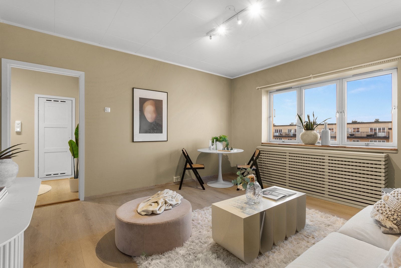 Stuen byr på store vindusflater som gjør rommet lyst og trivelig å oppholde seg i. Galleribilde