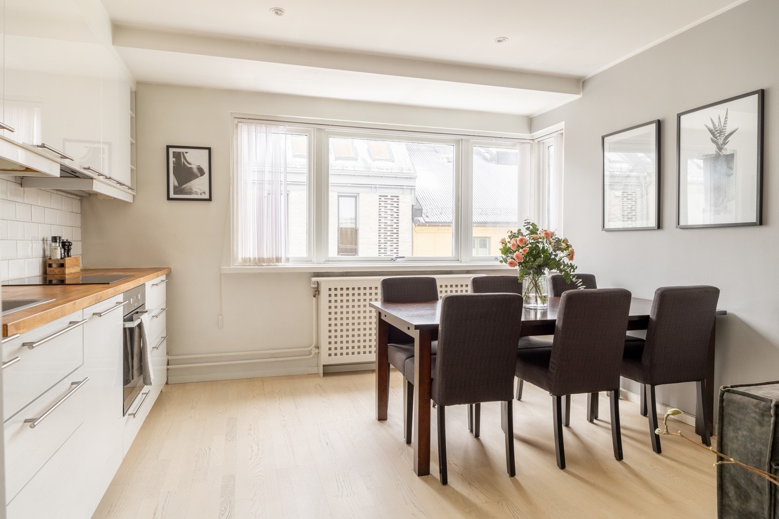 Praktisk planløsning med åpen kjøkkenløsning vendt mot stue. Galleribilde