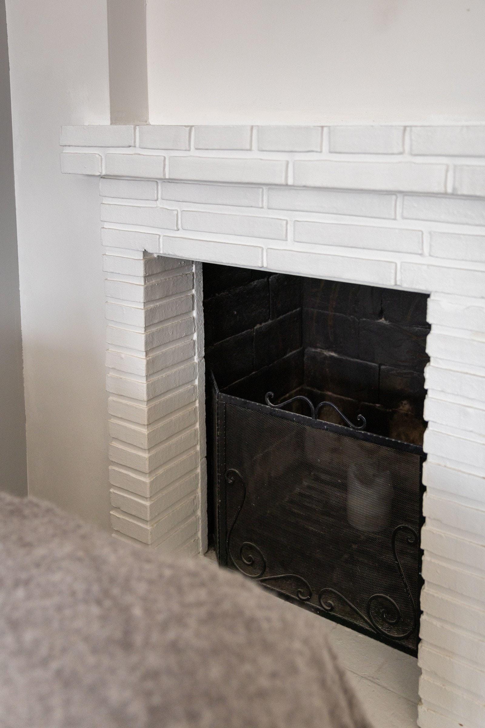 Åpen peis i stue som skaper en behagelig varme. Galleribilde