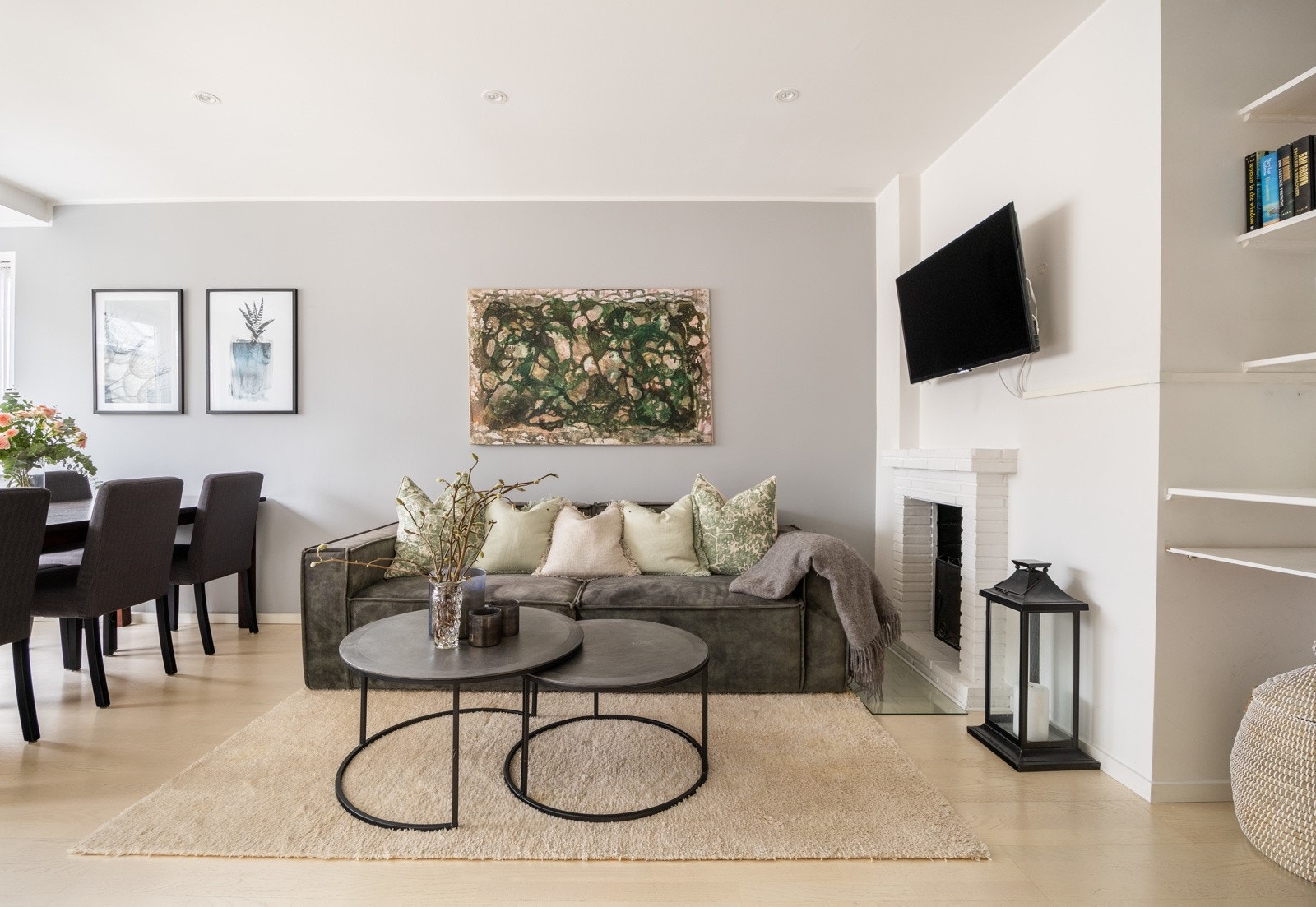 Tilbaketrukket og luftig 2-roms selveier i 5. etasje åpen peis og praktisk planløsning. Galleribilde