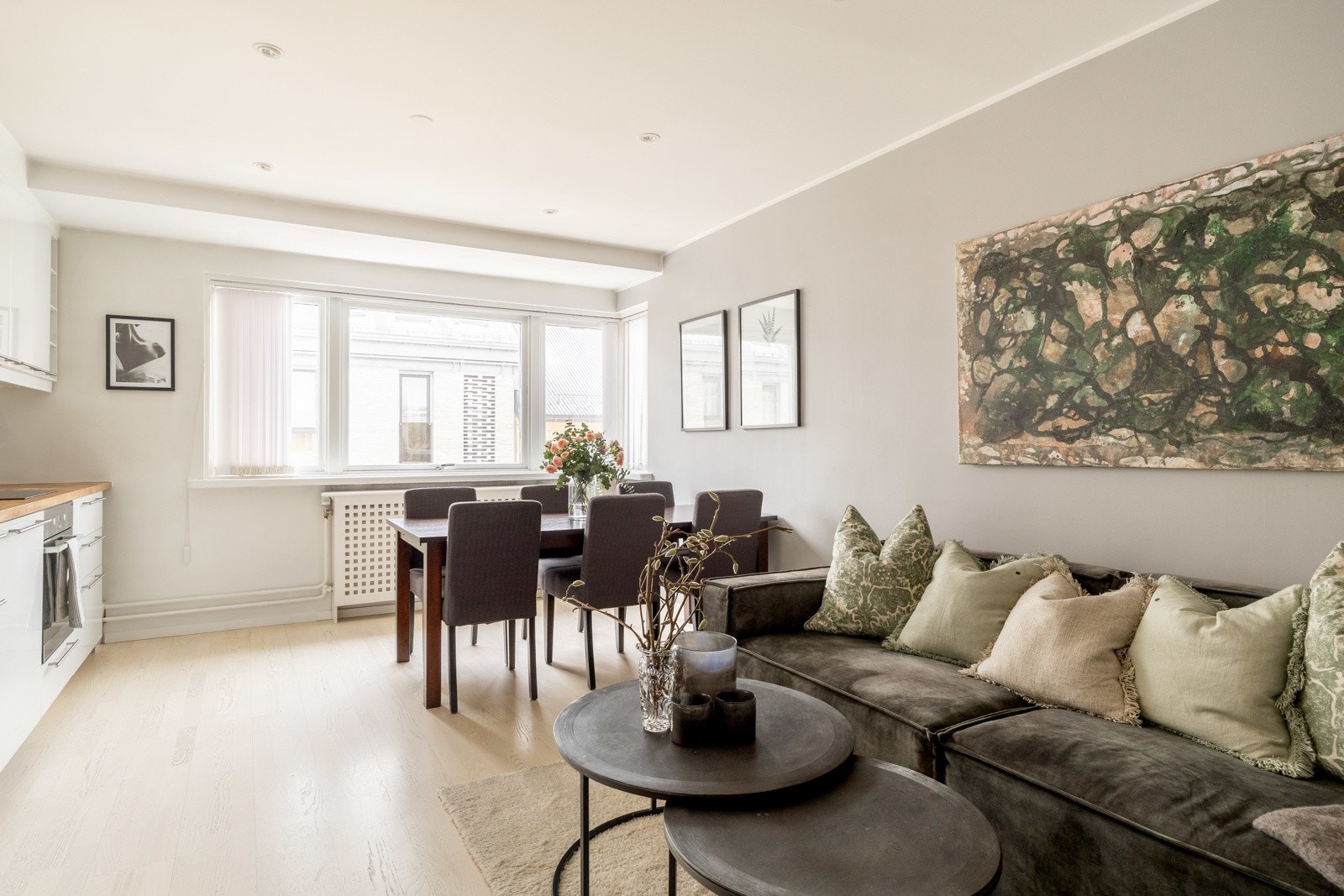 Leiligheten har store vindusflater som slipper inn mye naturlig lys. Galleribilde