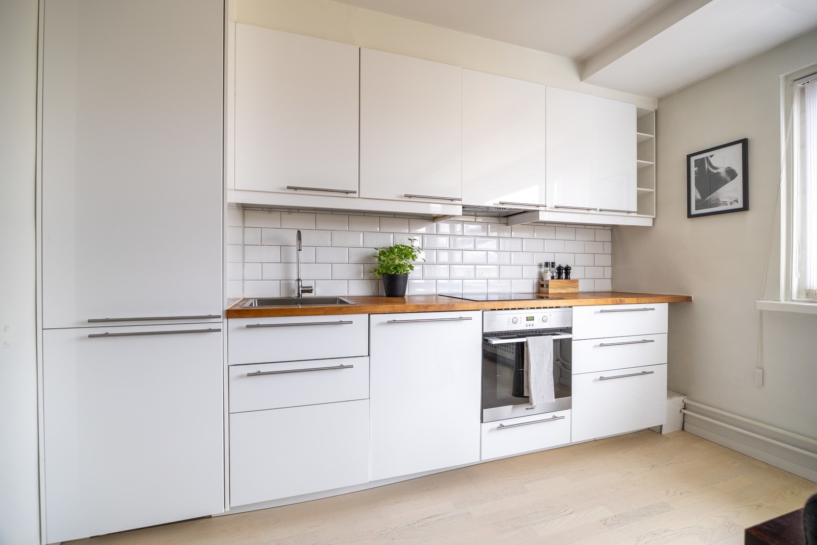 Flott Ikea kjøkkeninnredning fra 2013 med integrerte hvitevarer. Galleribilde