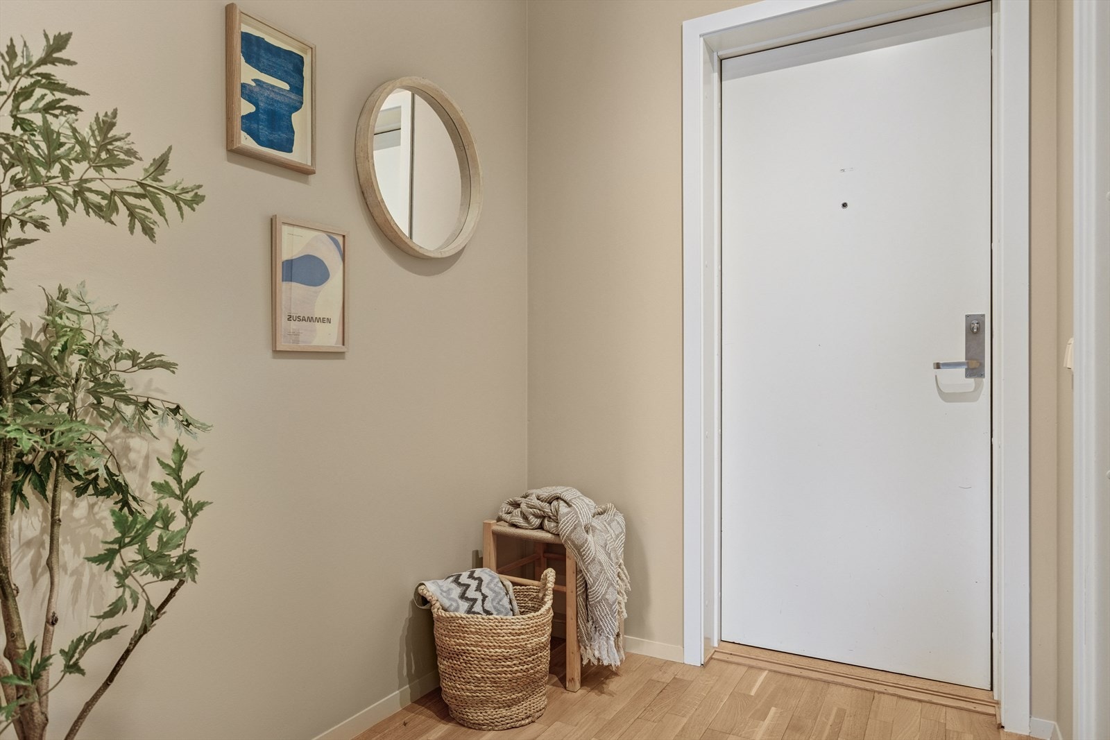 Entréen er ca 3,3 m². Galleribilde