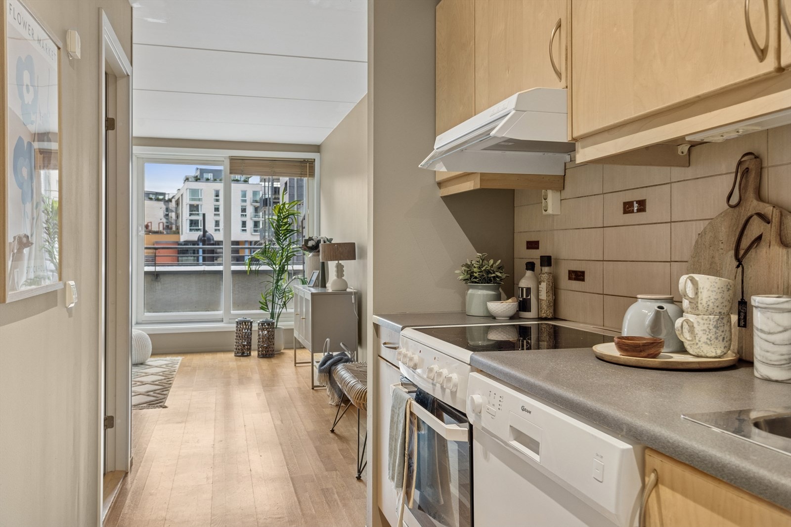 Kjøkkenet er ca 4,7 m² og har innredning som består av over- og underskap med folierte fronter og skrog. Galleribilde