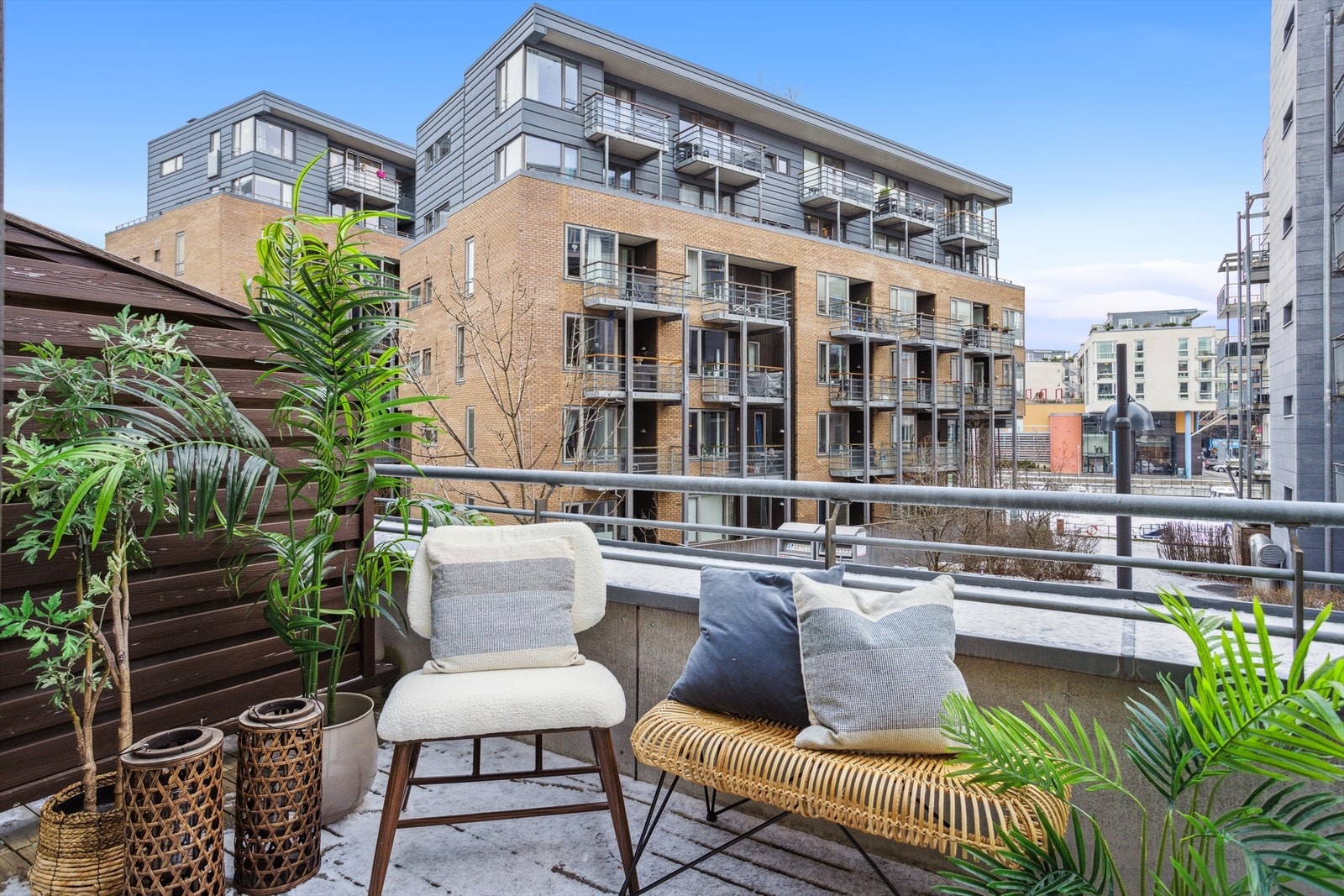 Her har du god plass til utemøbler og noe utsikt mot kanalen/Solsiden. Galleribilde